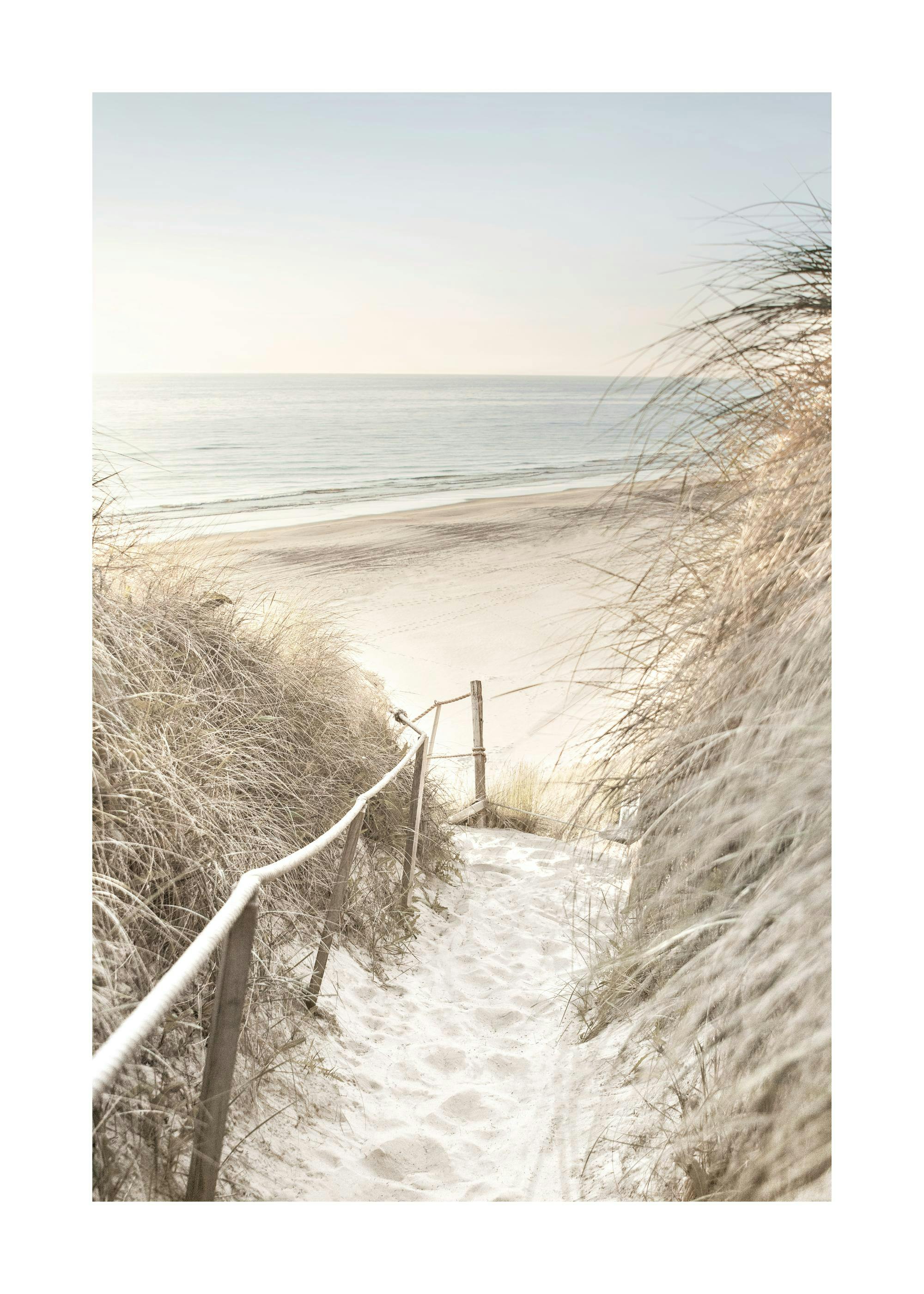 En plakat av en sandsti gjennom sanddyner ned til en rolig strand med havutsikt under en lys himmel.