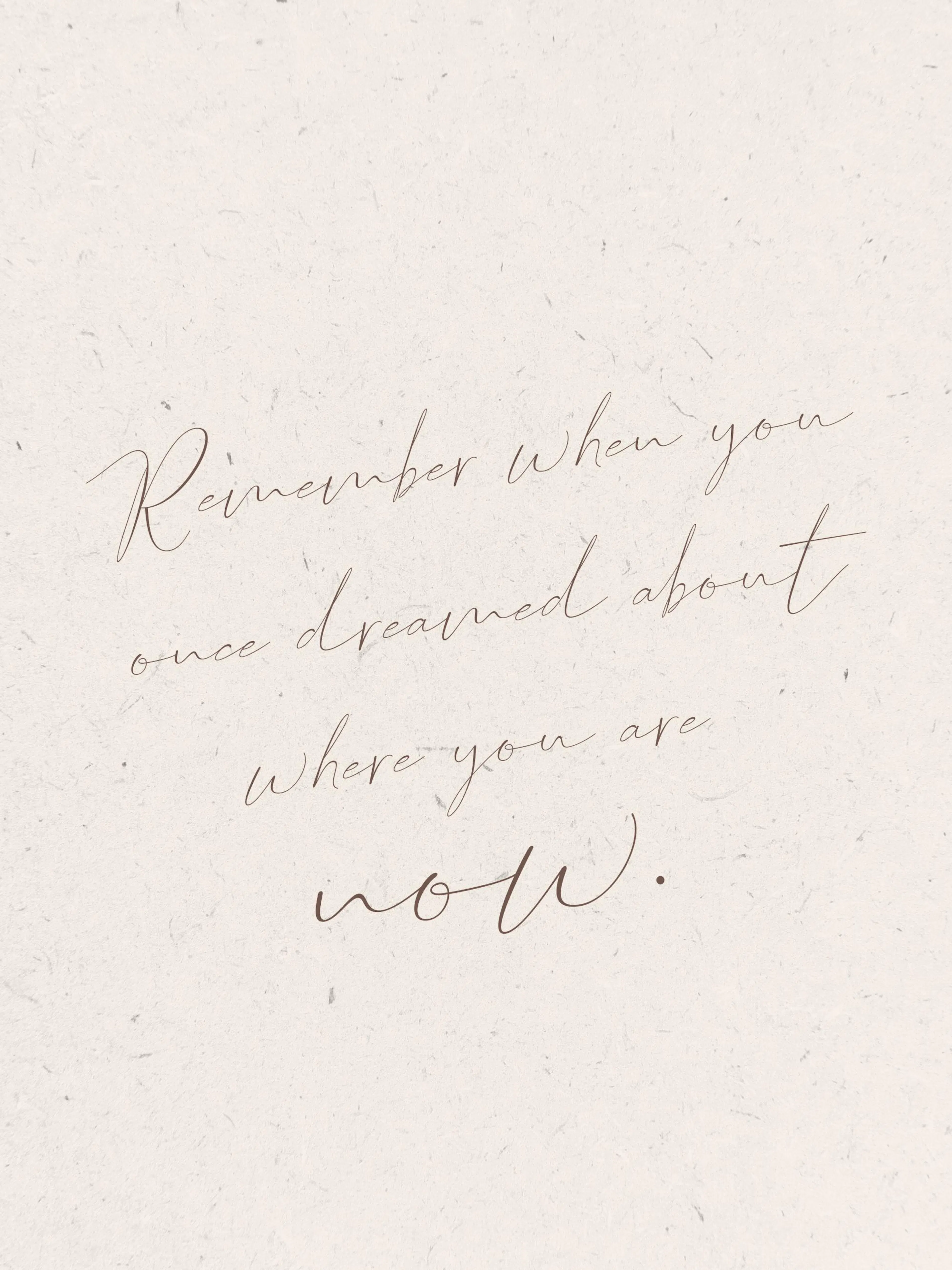 Poster mit dem Zitat Remember when you once dreamed about where you are now. in eleganter brauner Schrift auf hellem Hintergrund
