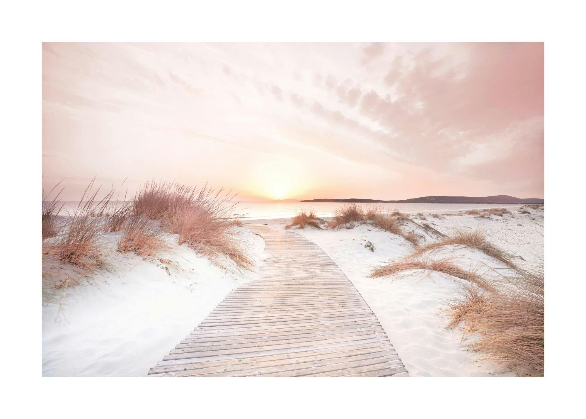 Poster: Sonnenuntergang über einem Strand mit weißem Sand, Dünen und einem Holzsteg zum Meer.