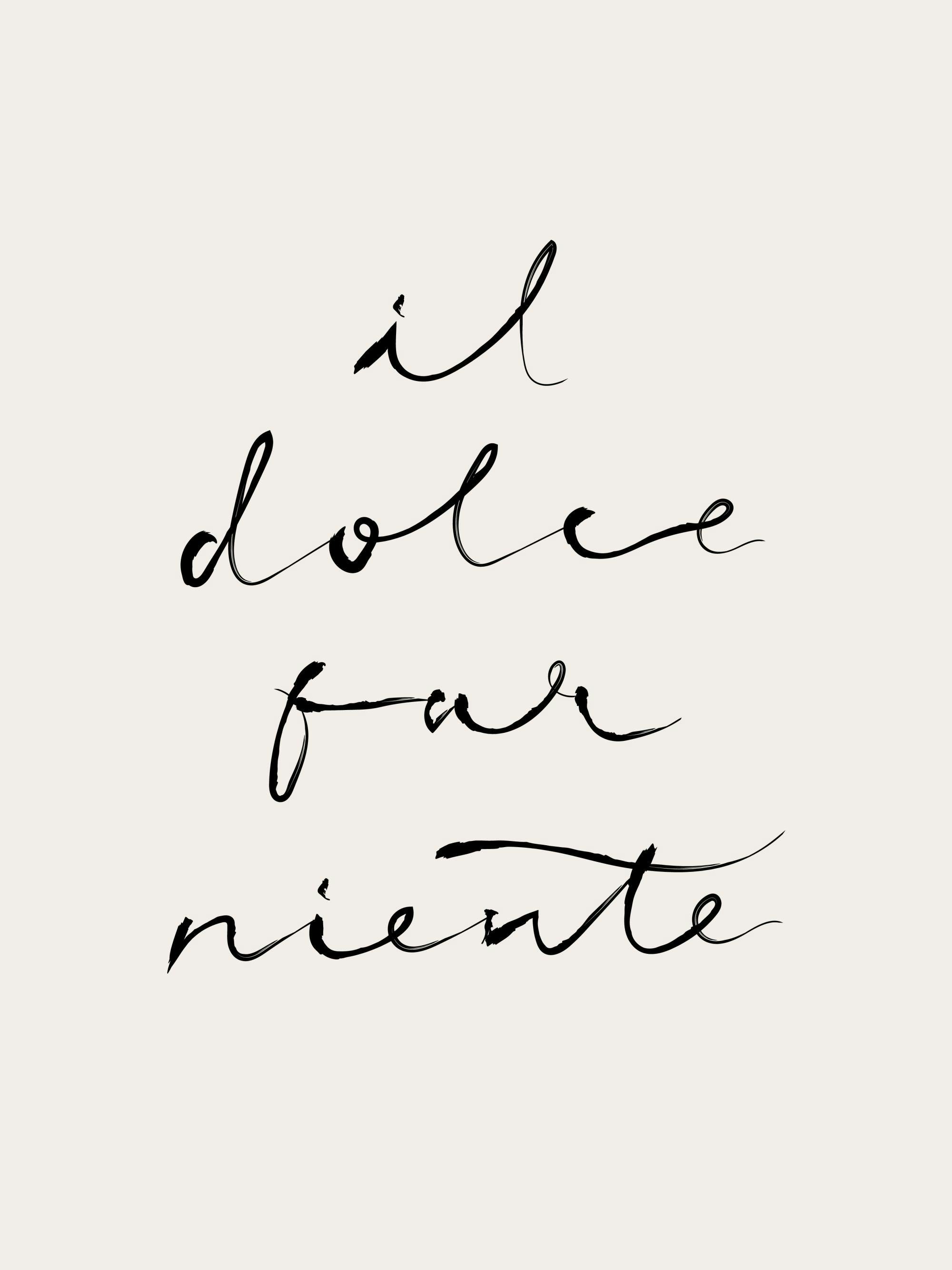Poster con scritta il dolce far niente in corsivo nero su sfondo beige chiaro.