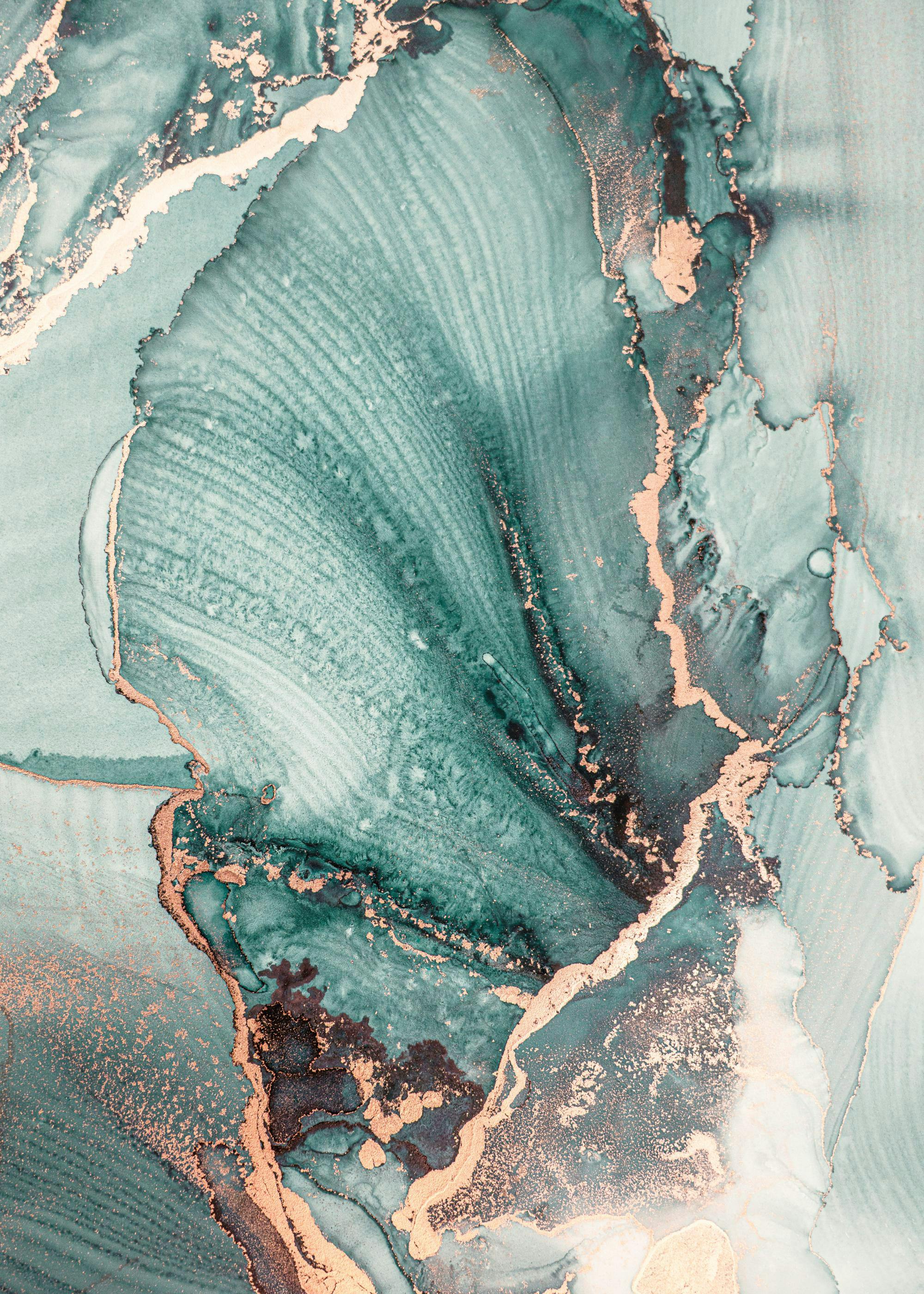 Poster abstrait vert sarcelle et or, avec des motifs fluides évoquant le marbre et des touches de paillettes.