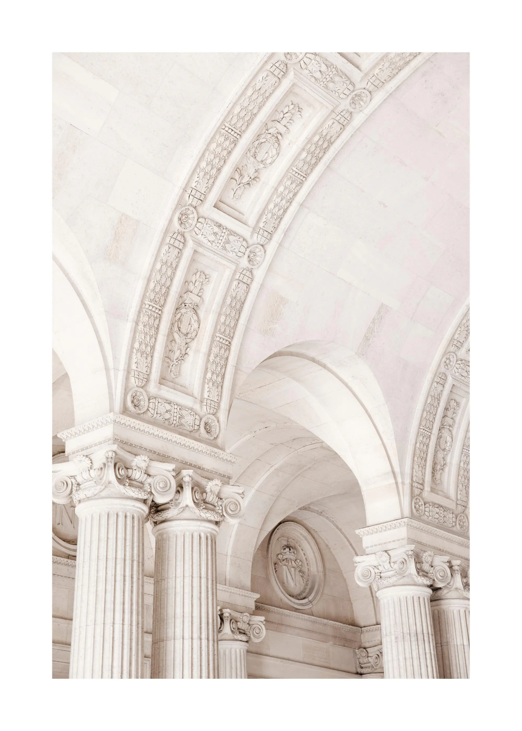 Poster con un edificio in pietra bianca con archi decorati e colonne corinzie.