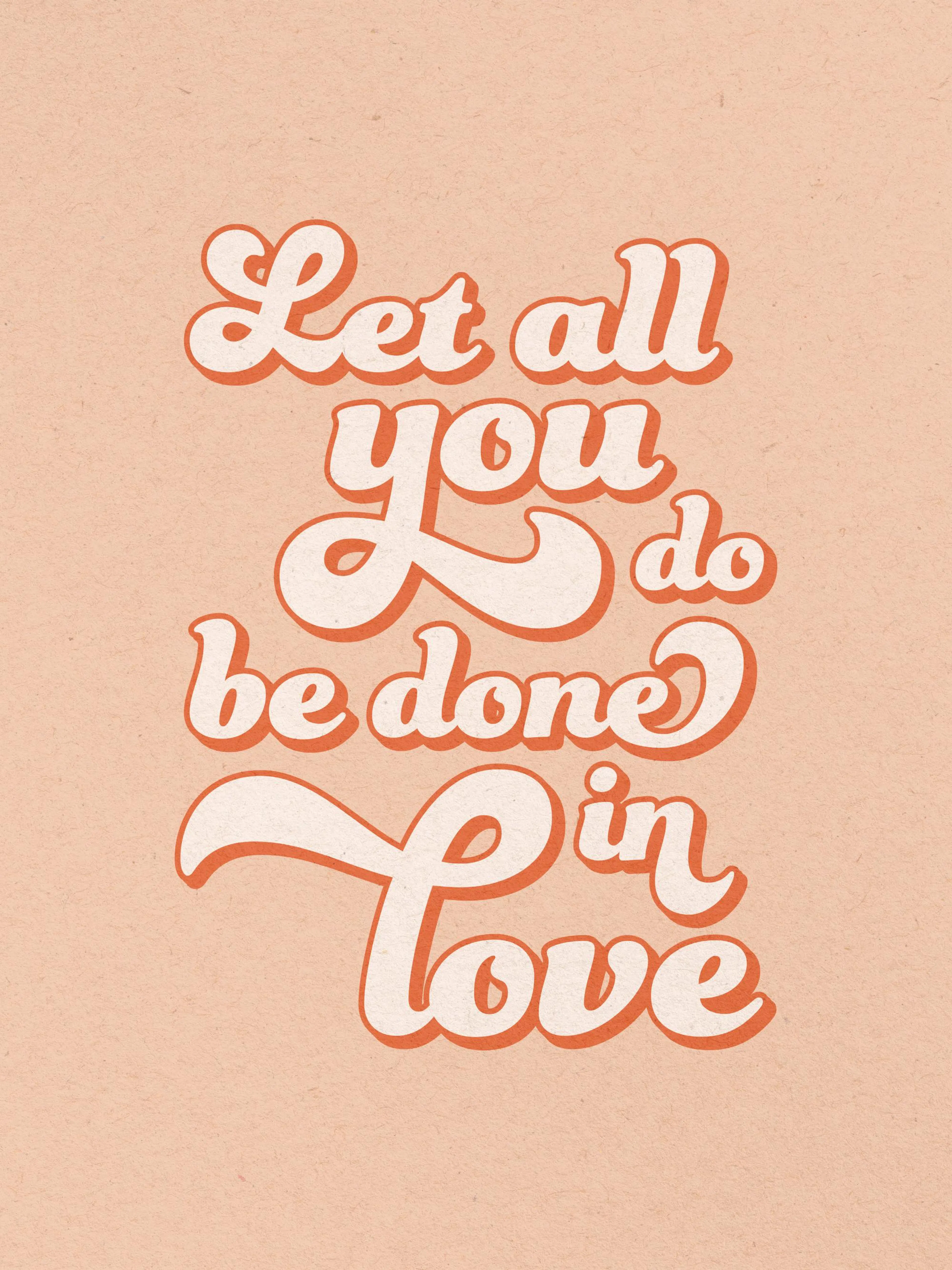 Poster mit dem Zitat Let all you do be done in love in cremefarbenen, verschnörkelten Buchstaben mit orangefarbenem Schatten auf