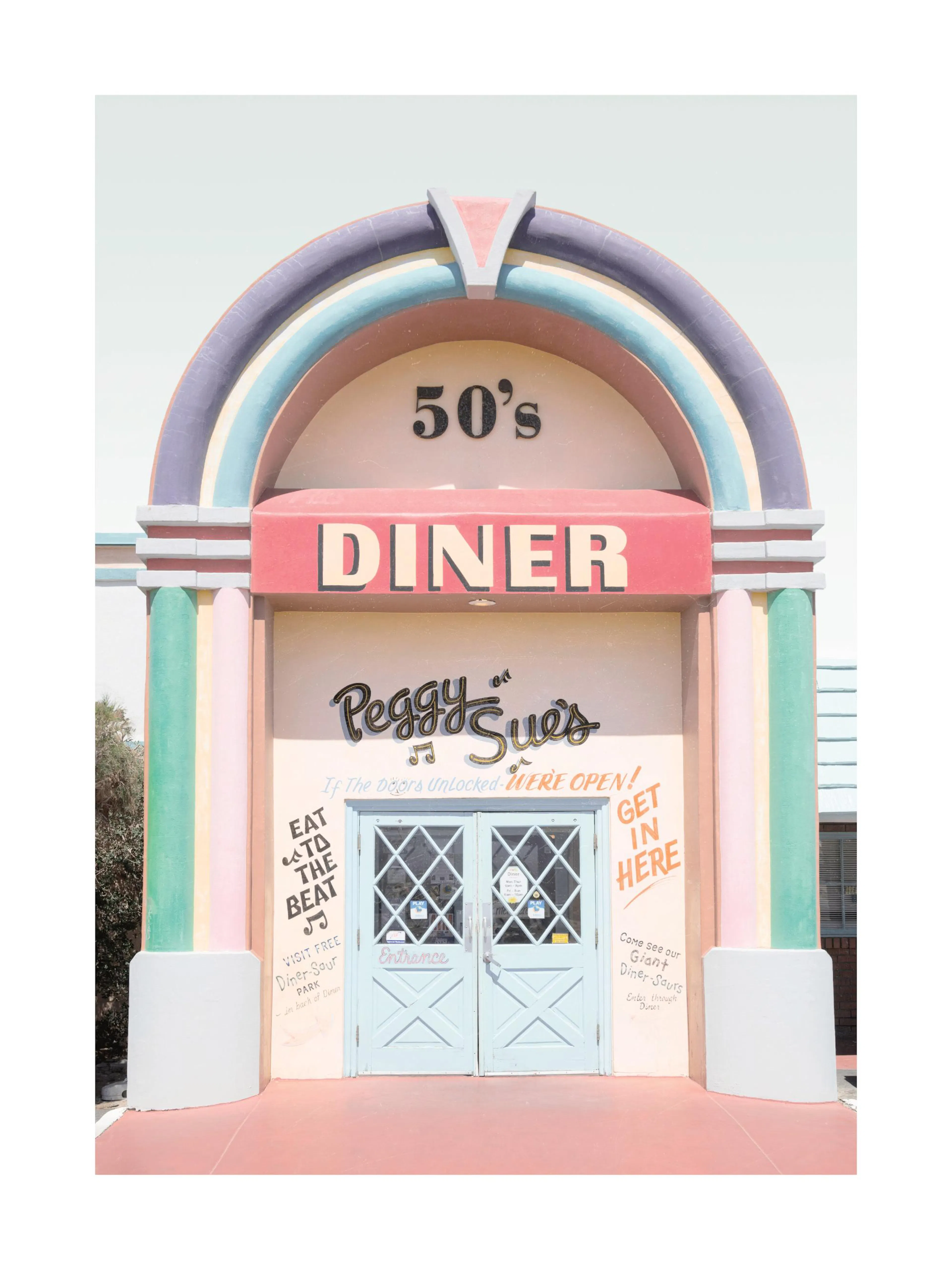 カラフルな「50s DINER Peggy Sues」のドアと入口が描かれたポスター。レトロな雰囲気のダイナーのファサードが特徴的です。