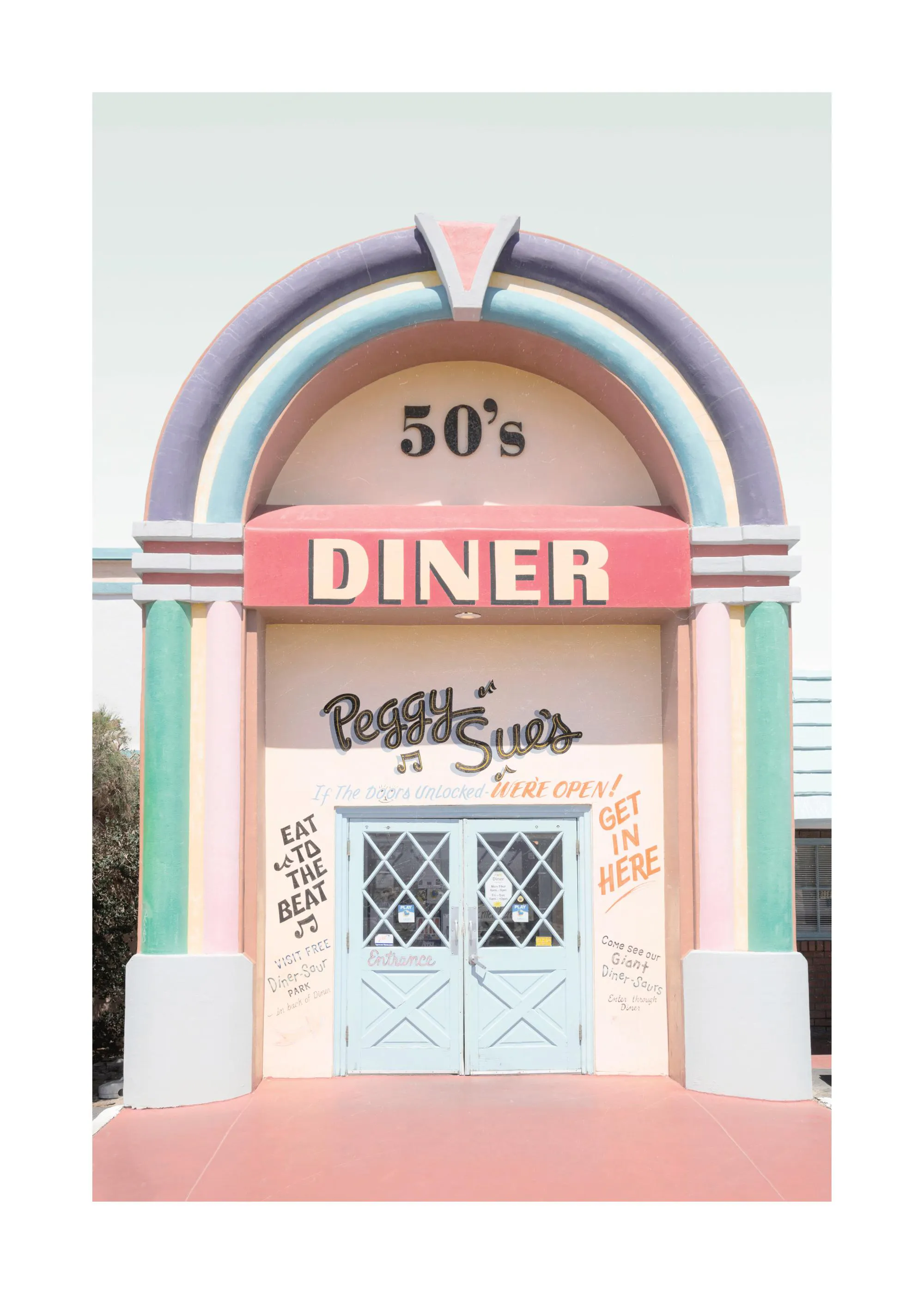 Plakat af indgangen til Peggy Sues 50s Diner, med farverige buer og lyseblå dobbeltdøre.