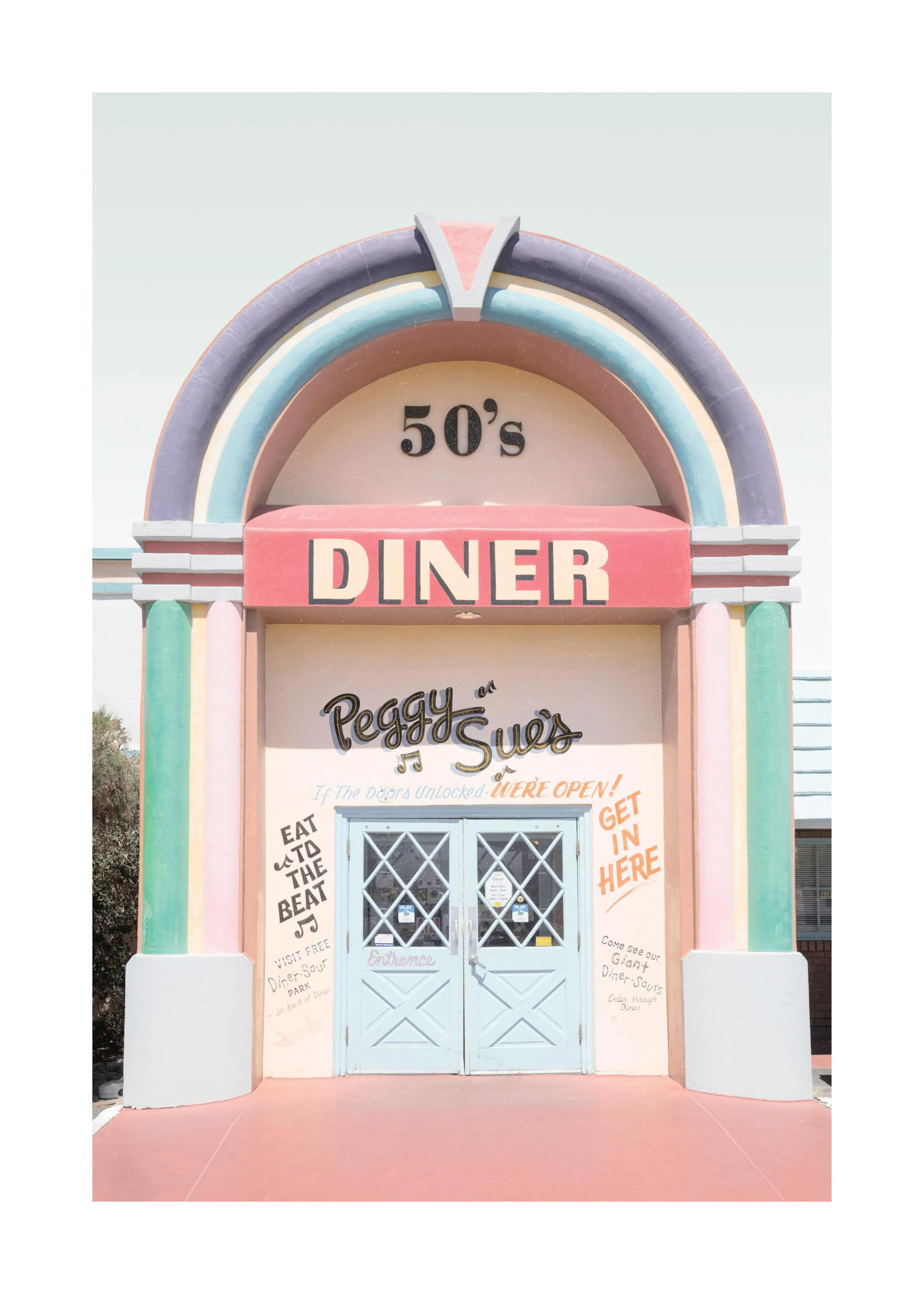 Plakat af indgangen til Peggy Sues 50s Diner, med farverige buer og lyseblå dobbeltdøre.