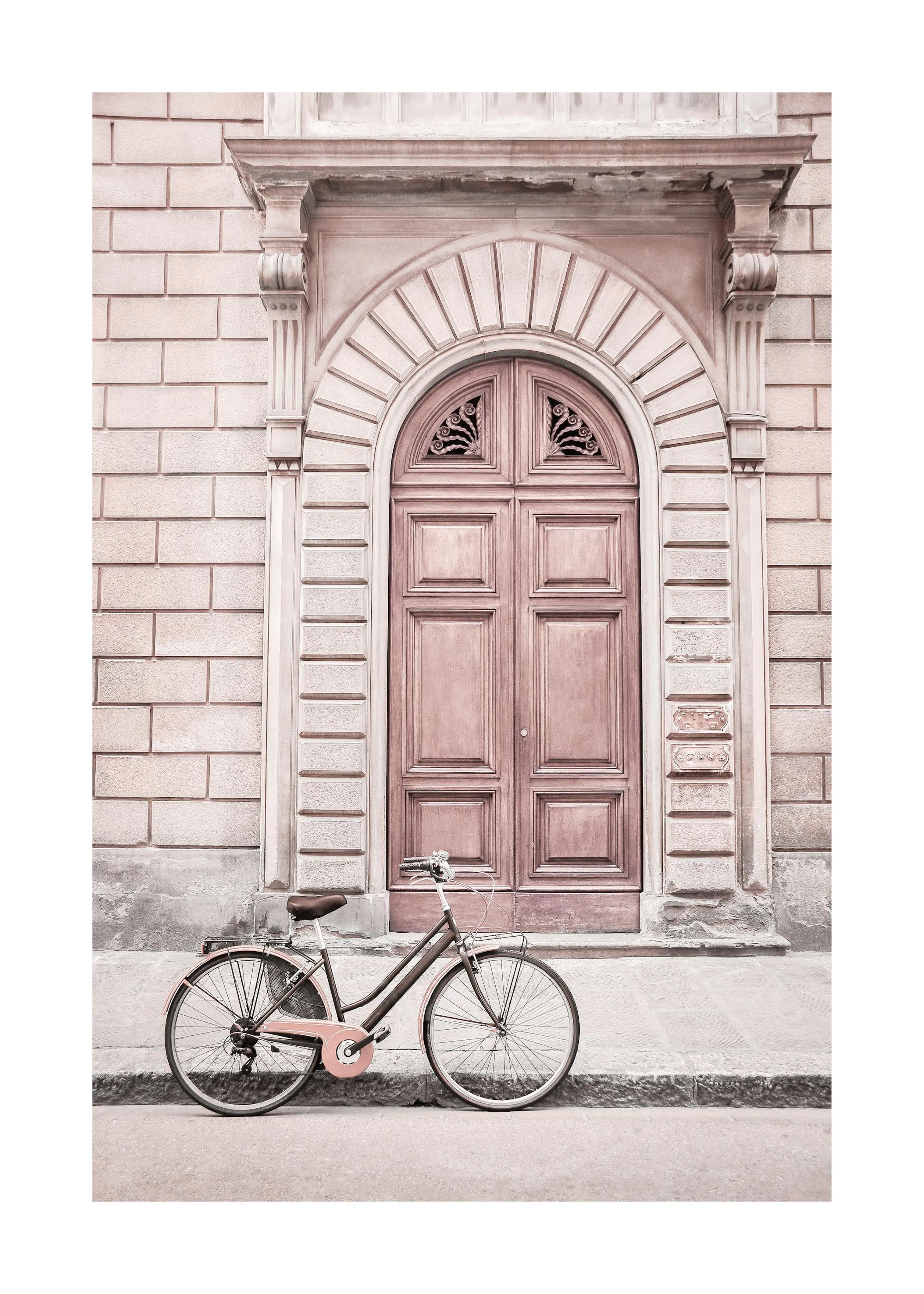 Poster con bicicletta vintage appoggiata a una porta in legno rosa in stile italiano.