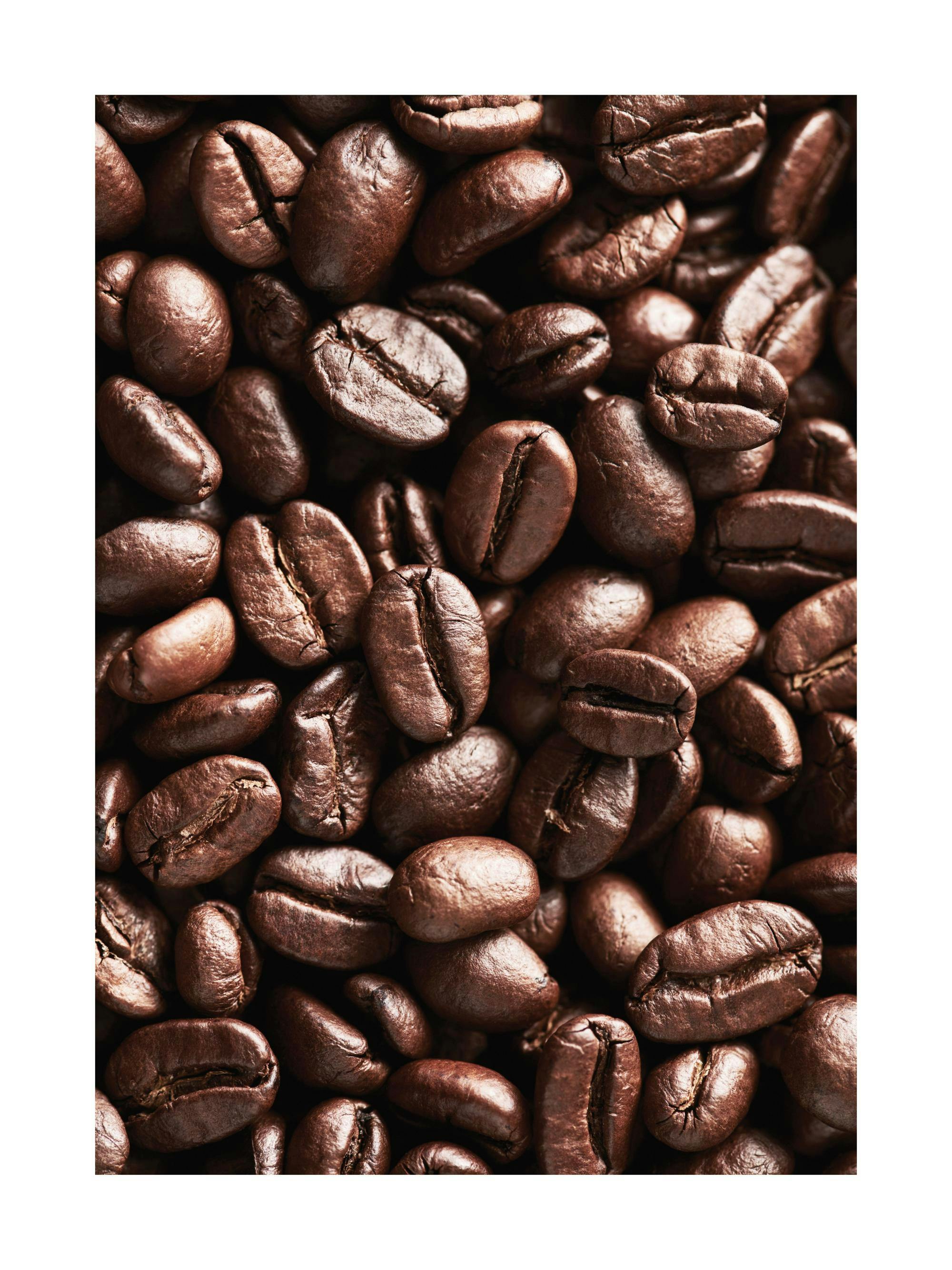 Poster avec une texture macro de grains de café torréfiés bruns, idéale pour la cuisine ou le salon.
