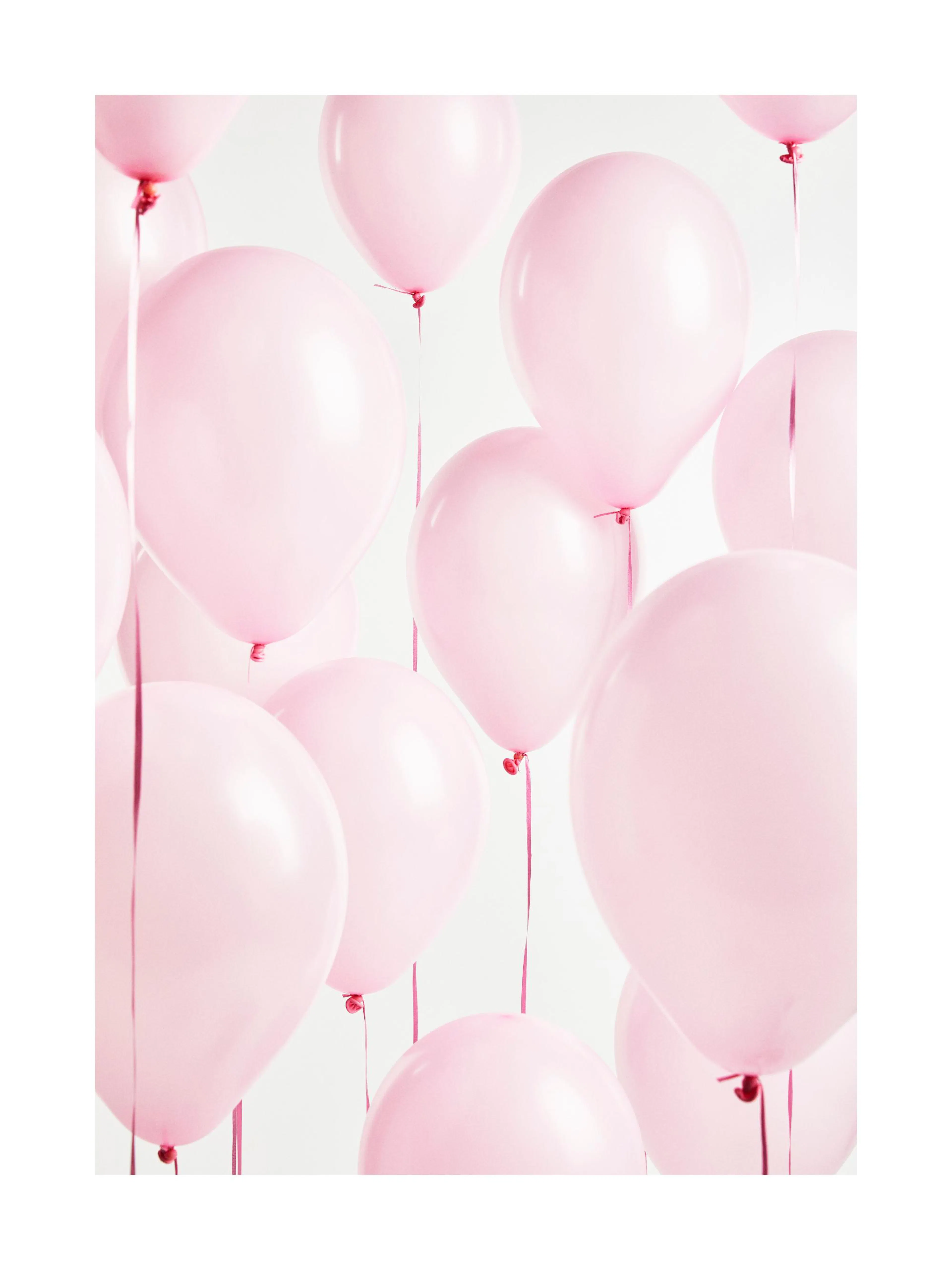Poster mit vielen schwebenden, hellrosa Ballons an dünnen, roten Bändern vor einem weißen Hintergrund.