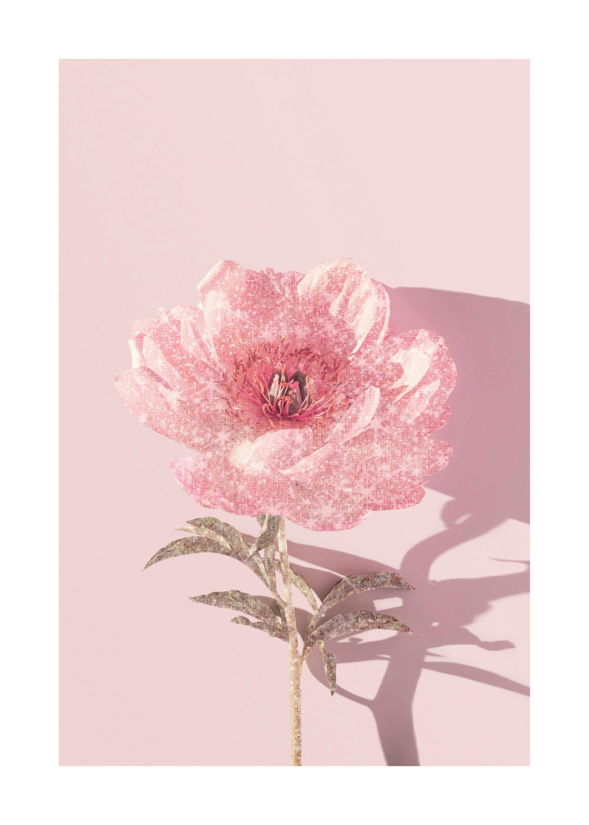 Póster de una flor rosa brillante con textura de lentejuelas, tallo y hojas sobre un fondo rosa pálido.