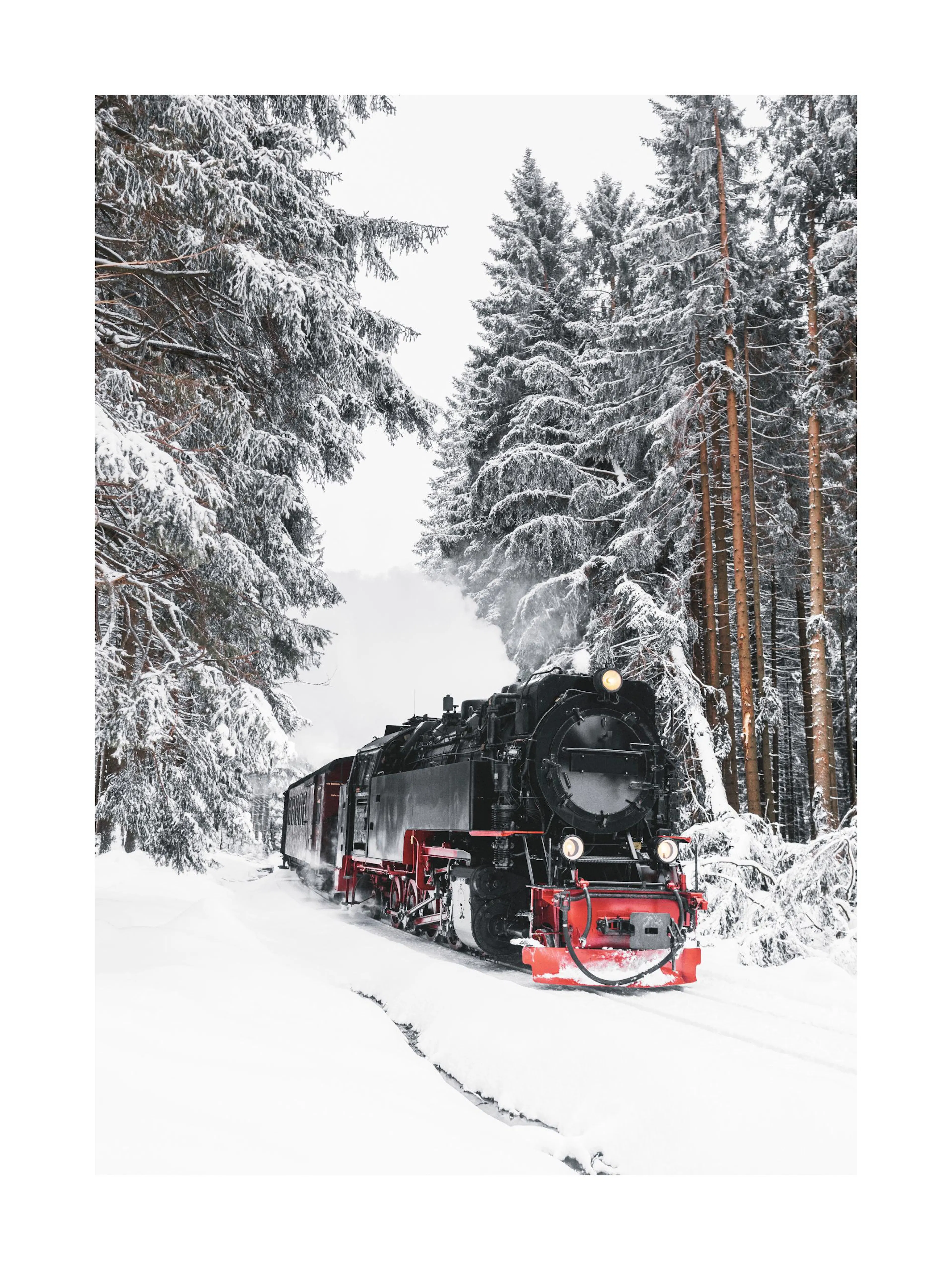 Un poster dun train à vapeur noir et rouge dans un paysage dhiver enneigé avec des sapins.