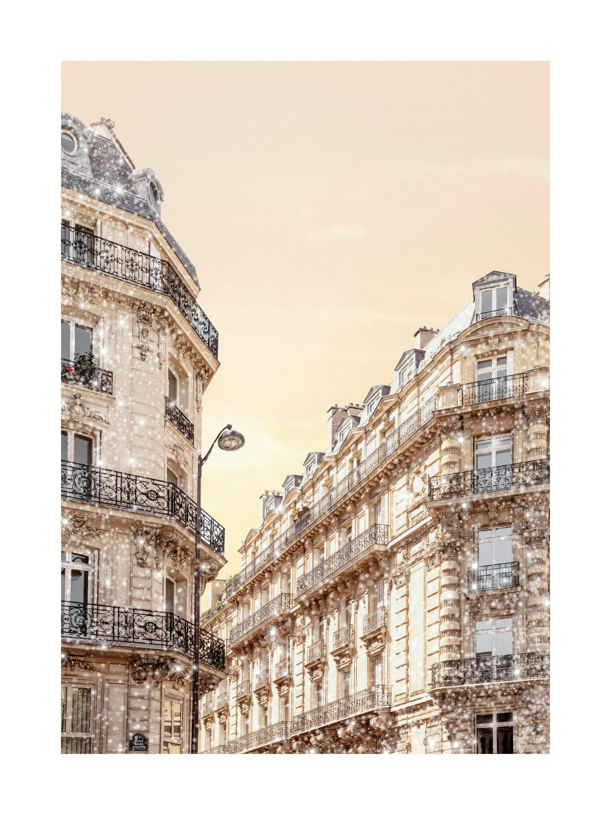 Un poster cu clădiri pariziene în nuanțe deschise, cu balcoane din fier forjat și sclipiri strălucitoare, sub un cer cald.
