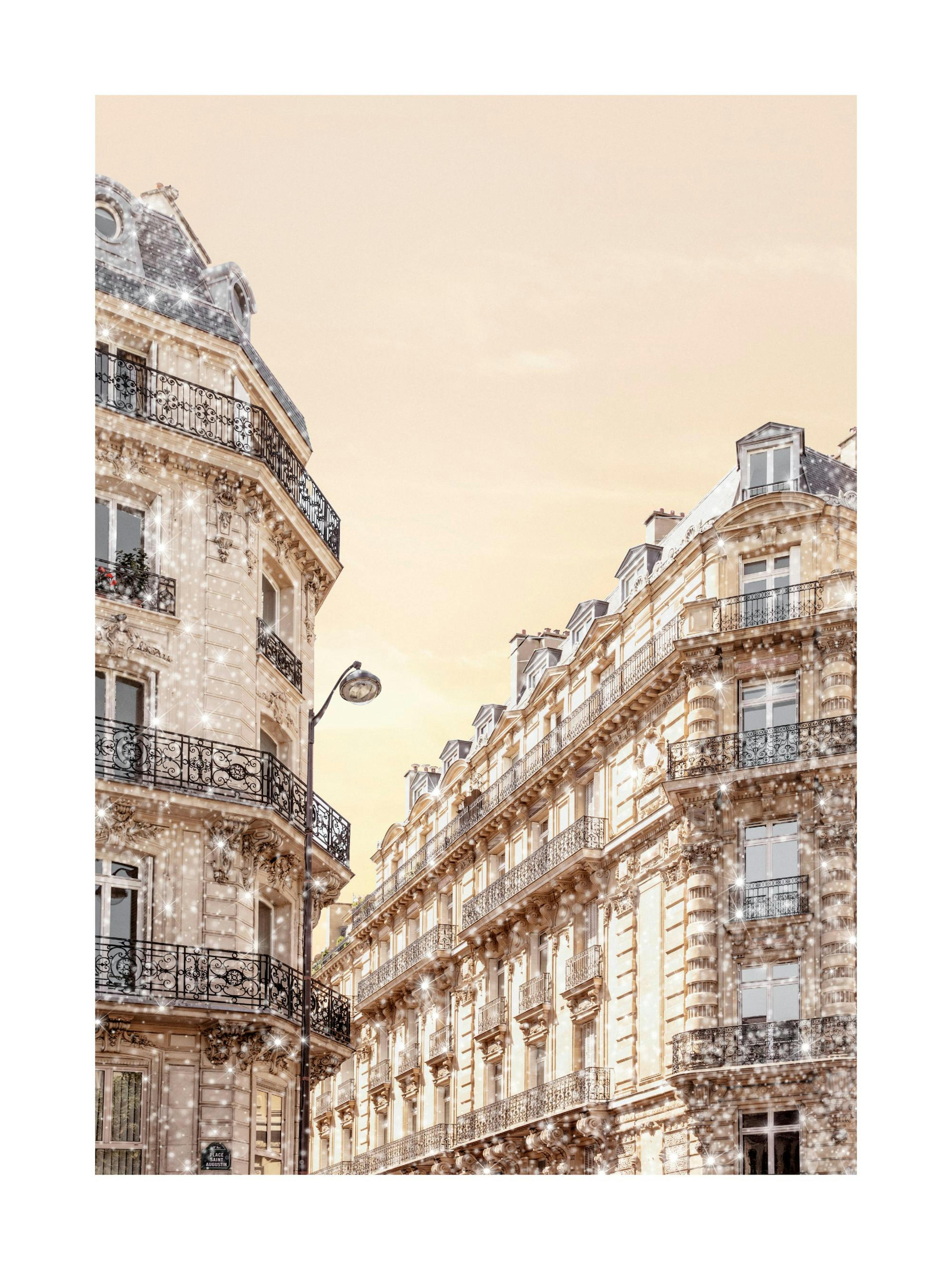 Un poster cu clădiri pariziene în nuanțe deschise, cu balcoane din fier forjat și sclipiri strălucitoare, sub un cer cald.