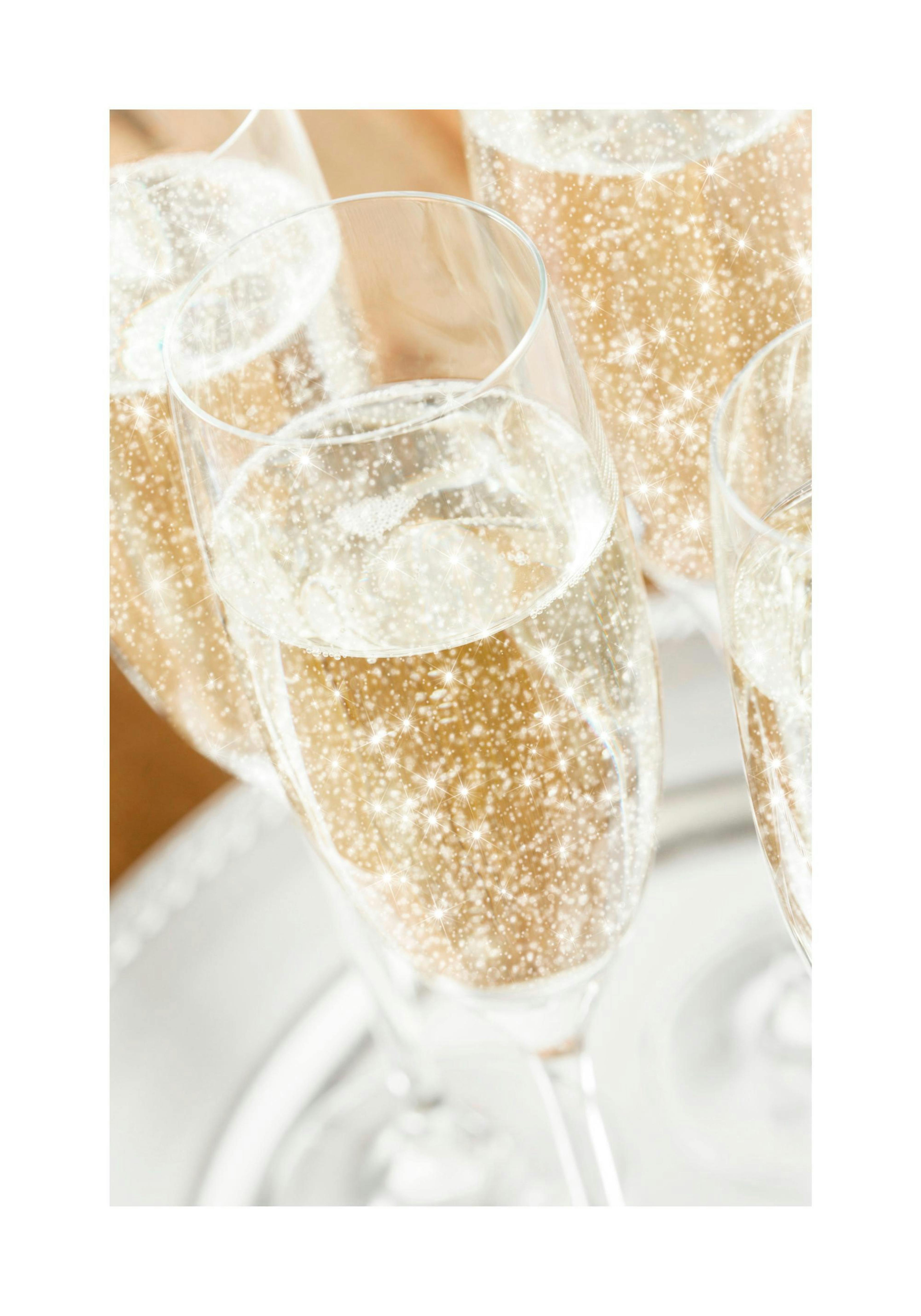 Ein Poster mit drei Sektgläsern, gefüllt mit sprudelndem, goldenem Champagner und glitzernden Sternchen.