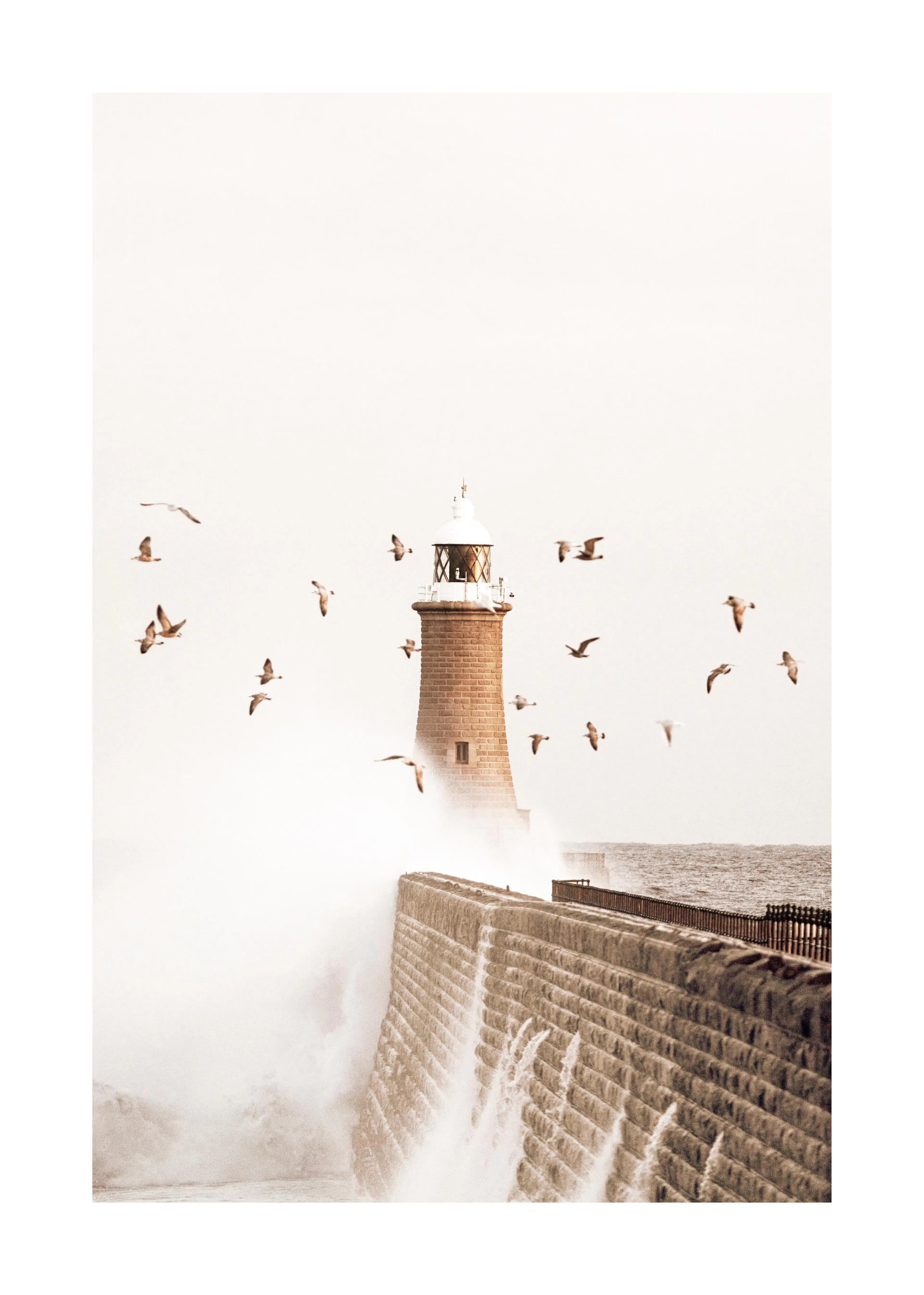 Un poster cu un far de cărămidă pe un dig, înconjurat de pescăruși, cu valuri izbindu-se de stânci.