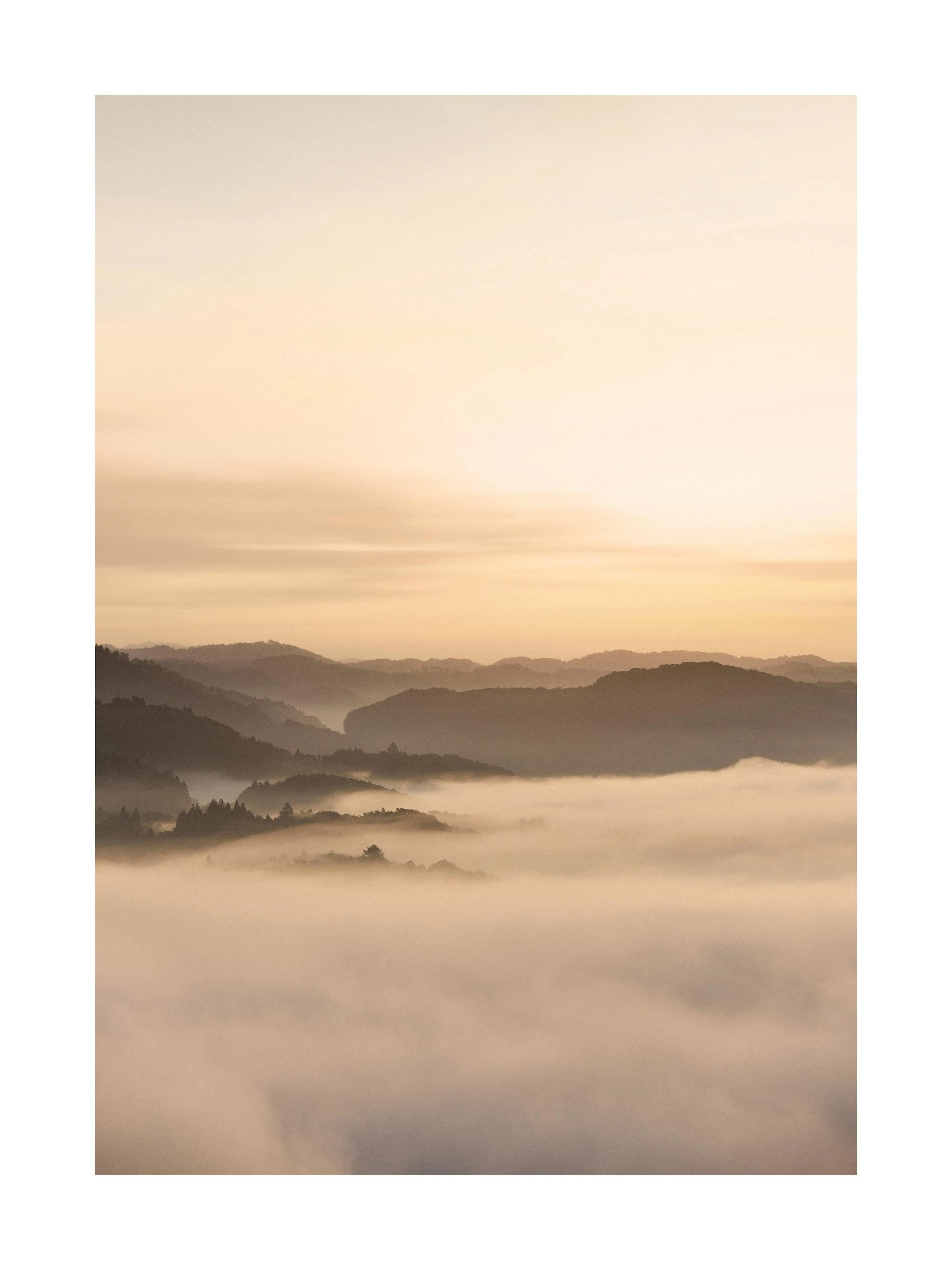 Un poster di un paesaggio montano nebbioso al tramonto con sfumature di marrone e arancione.