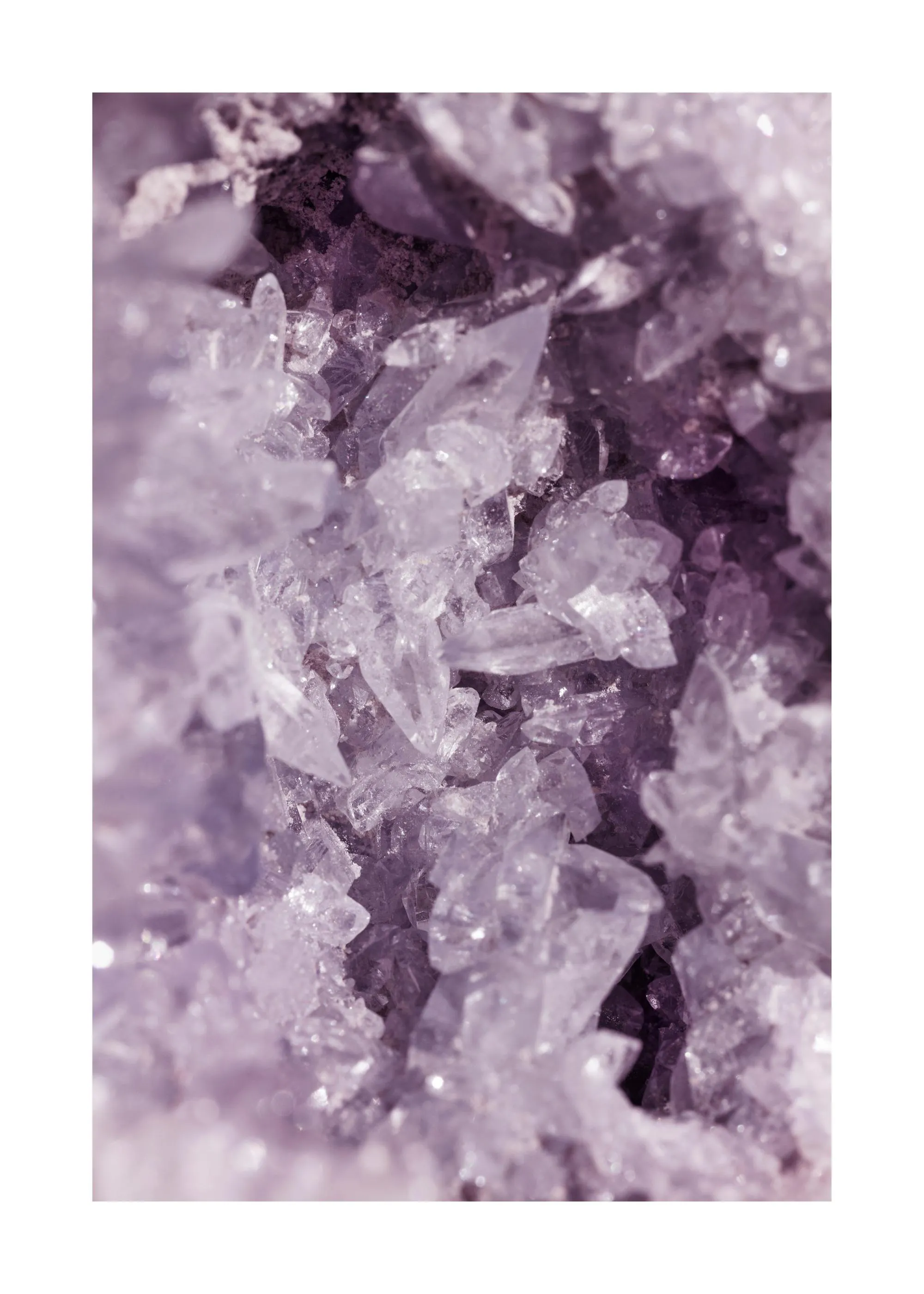 Een poster met een close-up van glinsterende, lichtpaarse amethistkristallen.