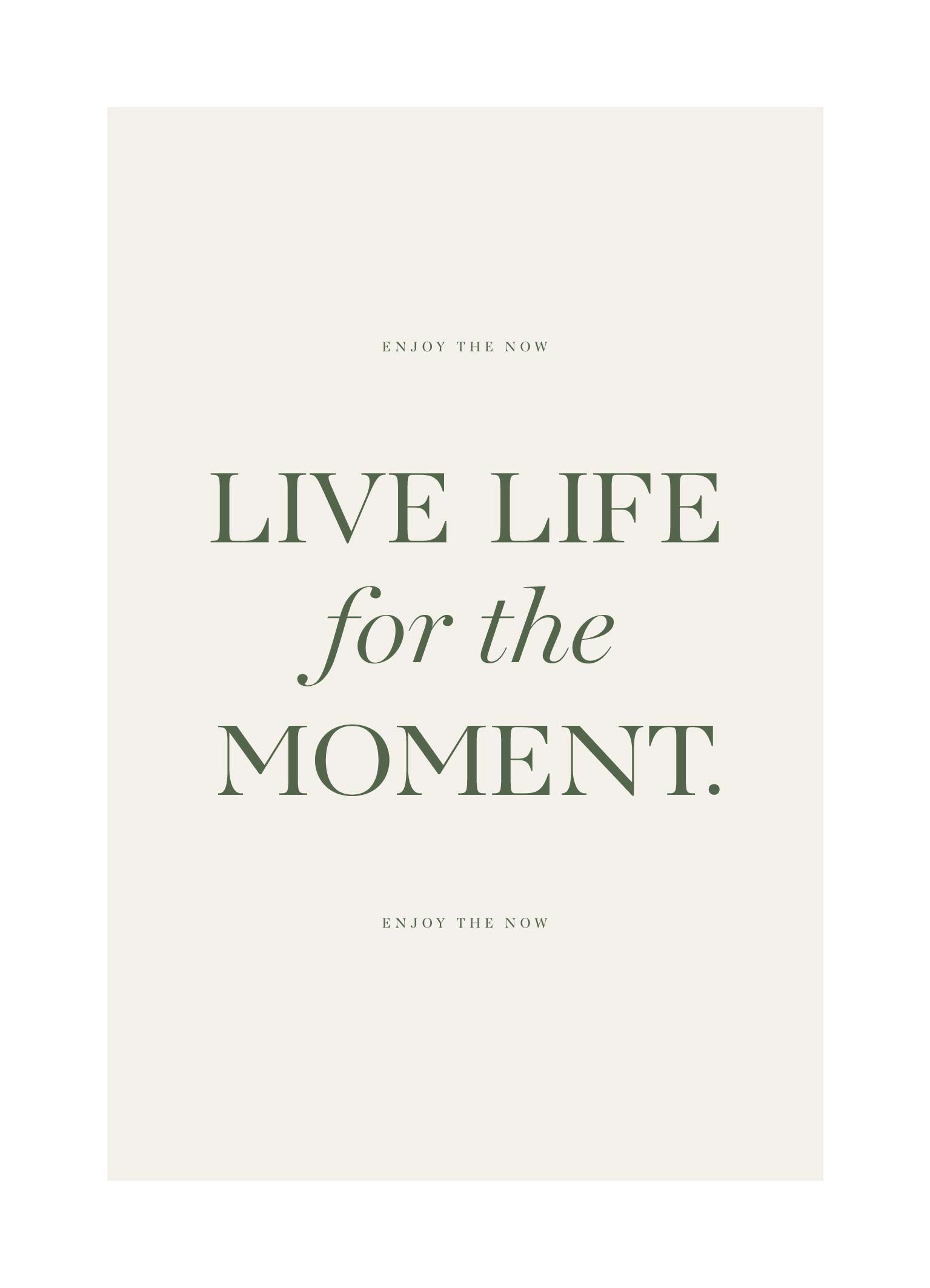 Ein Poster mit dem Spruch LIVE LIFE for the MOMENT. in grün auf hellem Hintergrund, ergänzt durch ENJOY THE NOW.