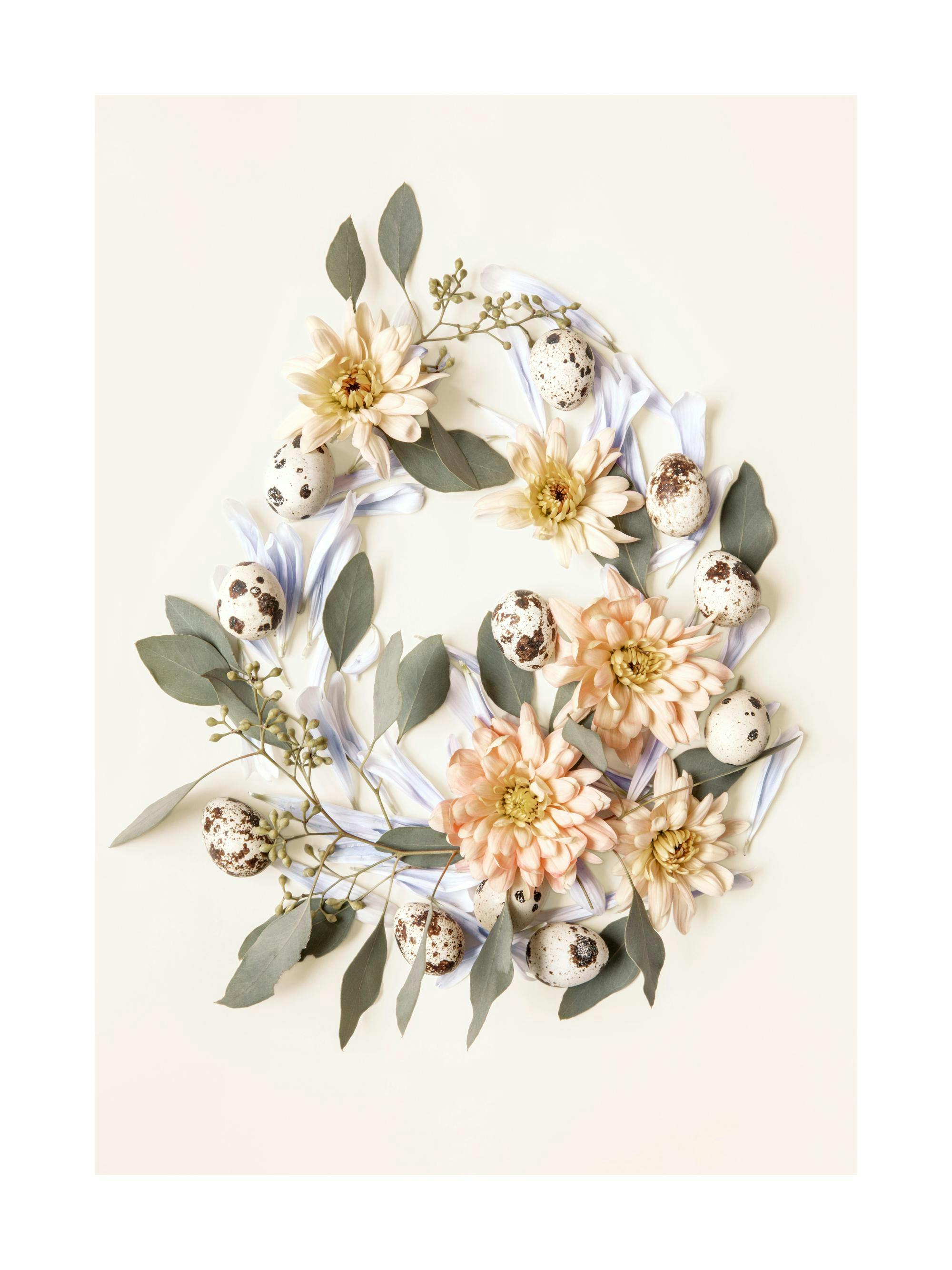 Ein Poster mit einem Osterkranz aus Wachteleiern, Eukalyptusblättern und pfirsichfarbenen Dahlienblüten.