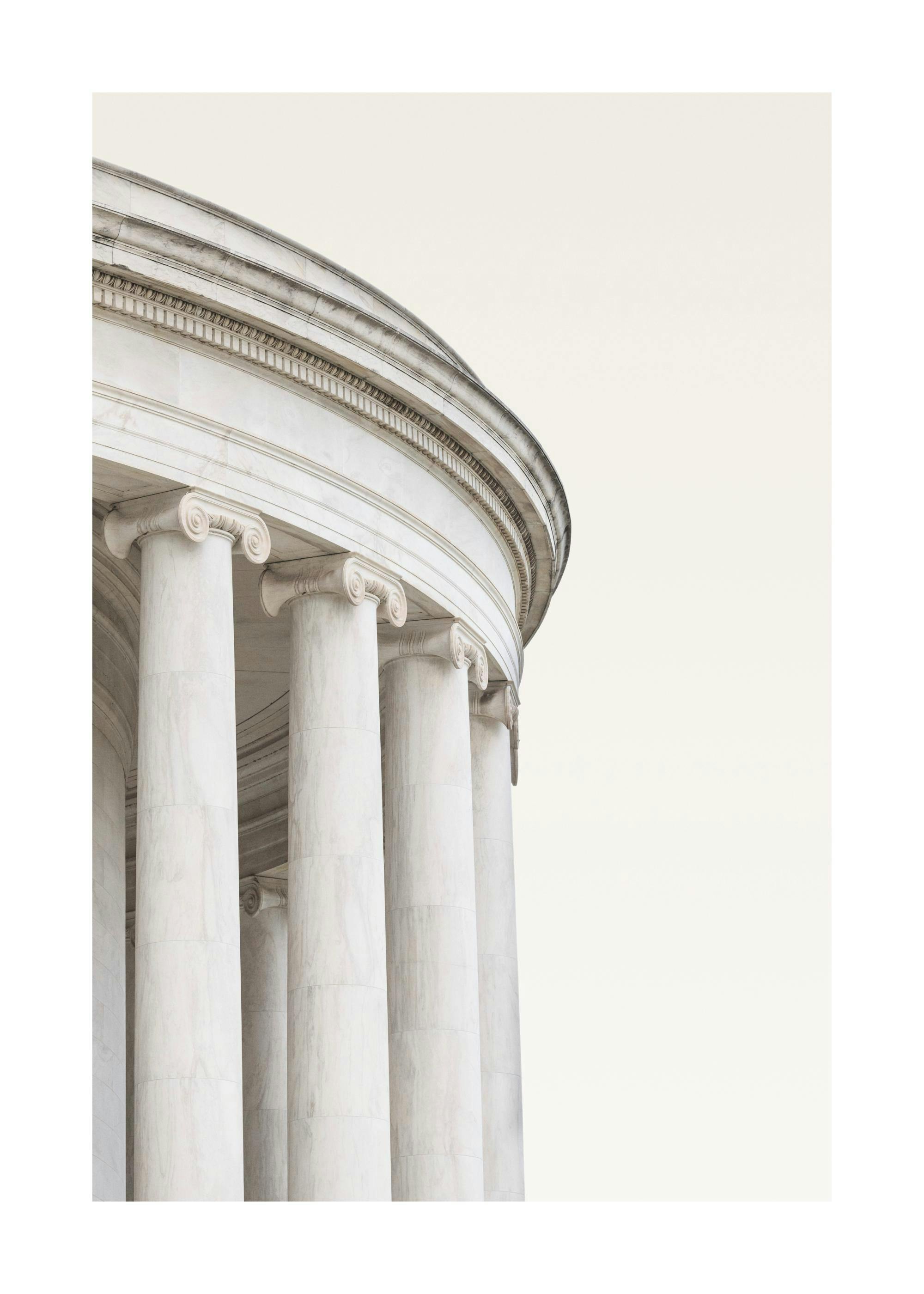 Póster de una sección circular de un edificio de mármol blanco con columnas jónicas y un cielo claro.