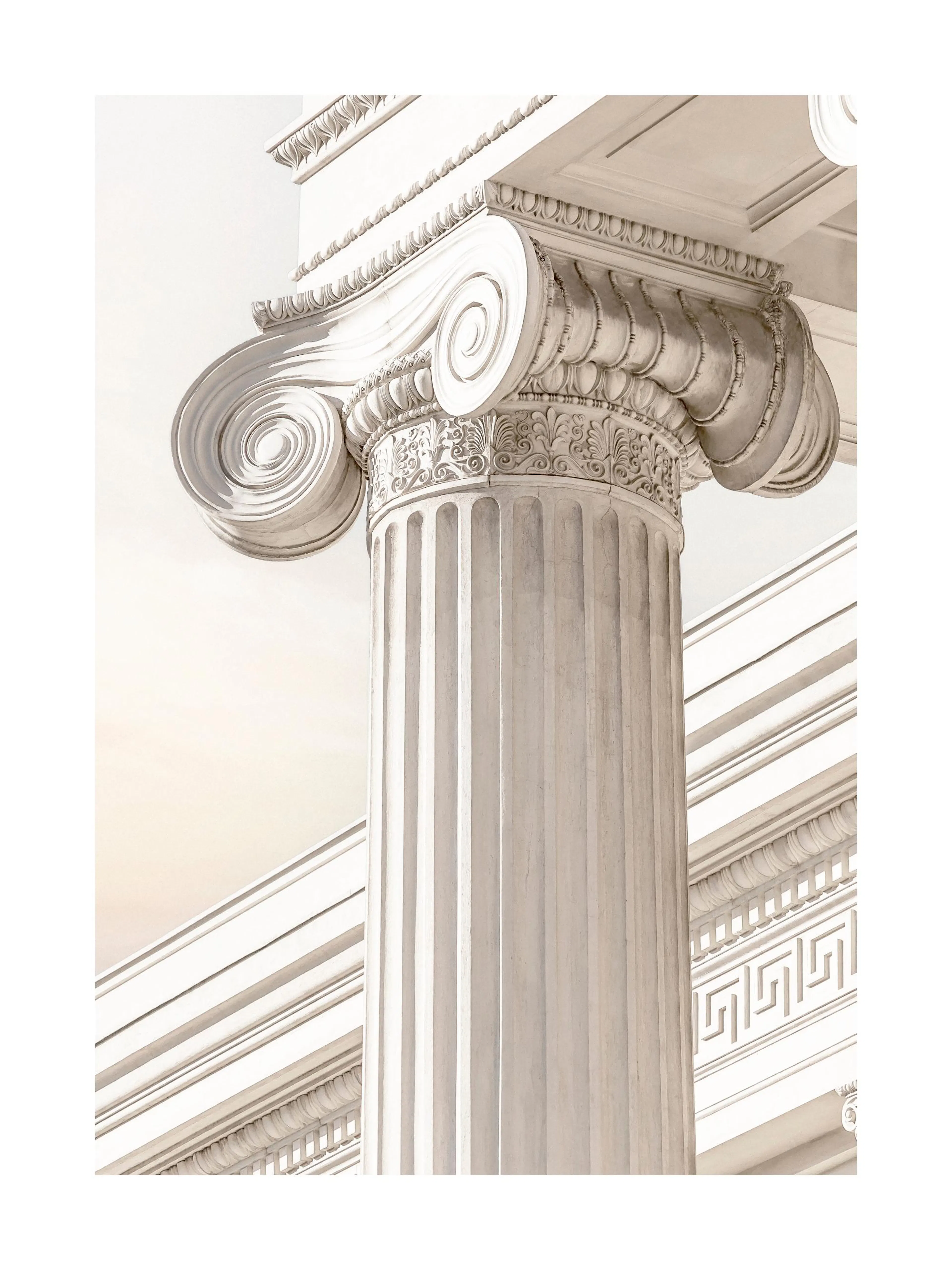 Poster eines weiß-beigen ionischen Säulenkapitells mit kunstvollen Verzierungen und Voluten.
