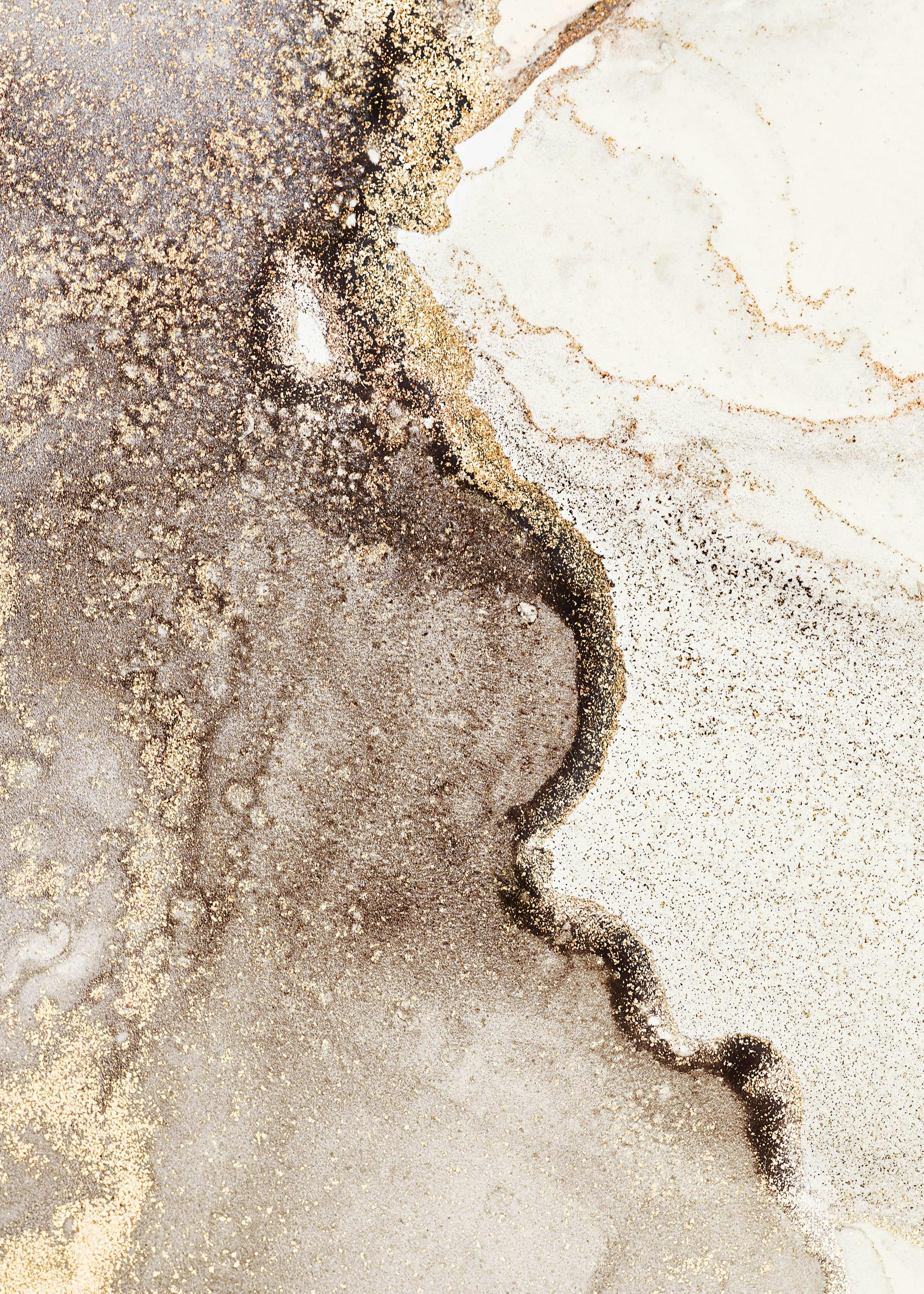 Póster de arte fluido con tonos dorados, marrones y blanco, con detalles de purpurina y vetas orgánicas.