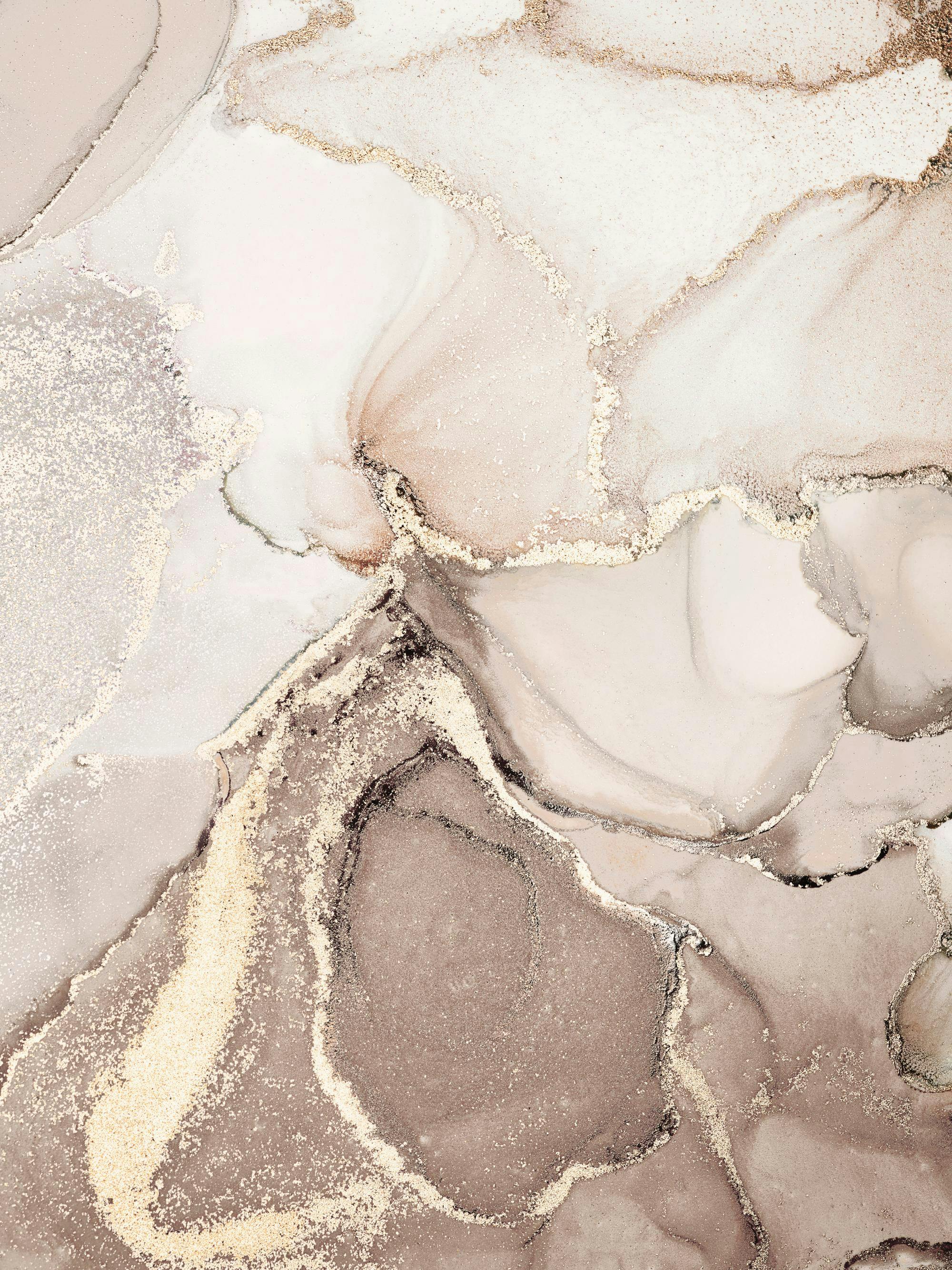 Poster abstrait avec des formes organiques marron clair, beiges et dorées, et des lignes fluides sur fond blanc.