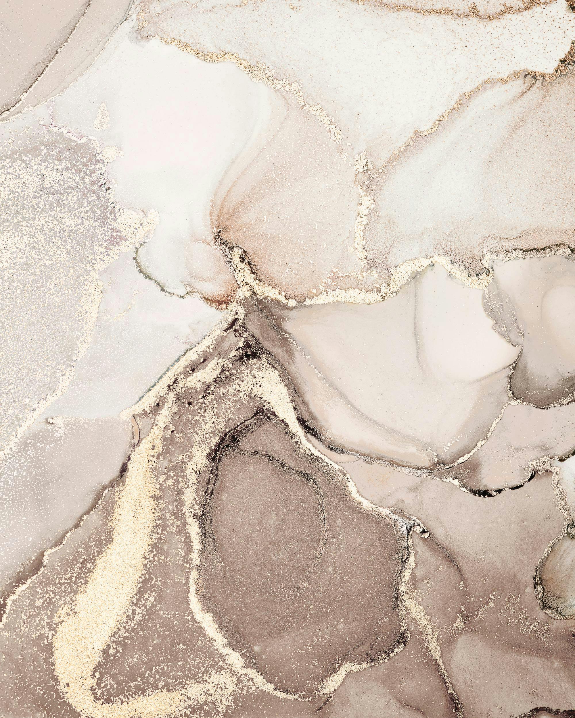 Ein Poster mit abstraktem Goldglitter und beigen, braunen sowie weißen Farbakzenten, die ineinanderfließen.