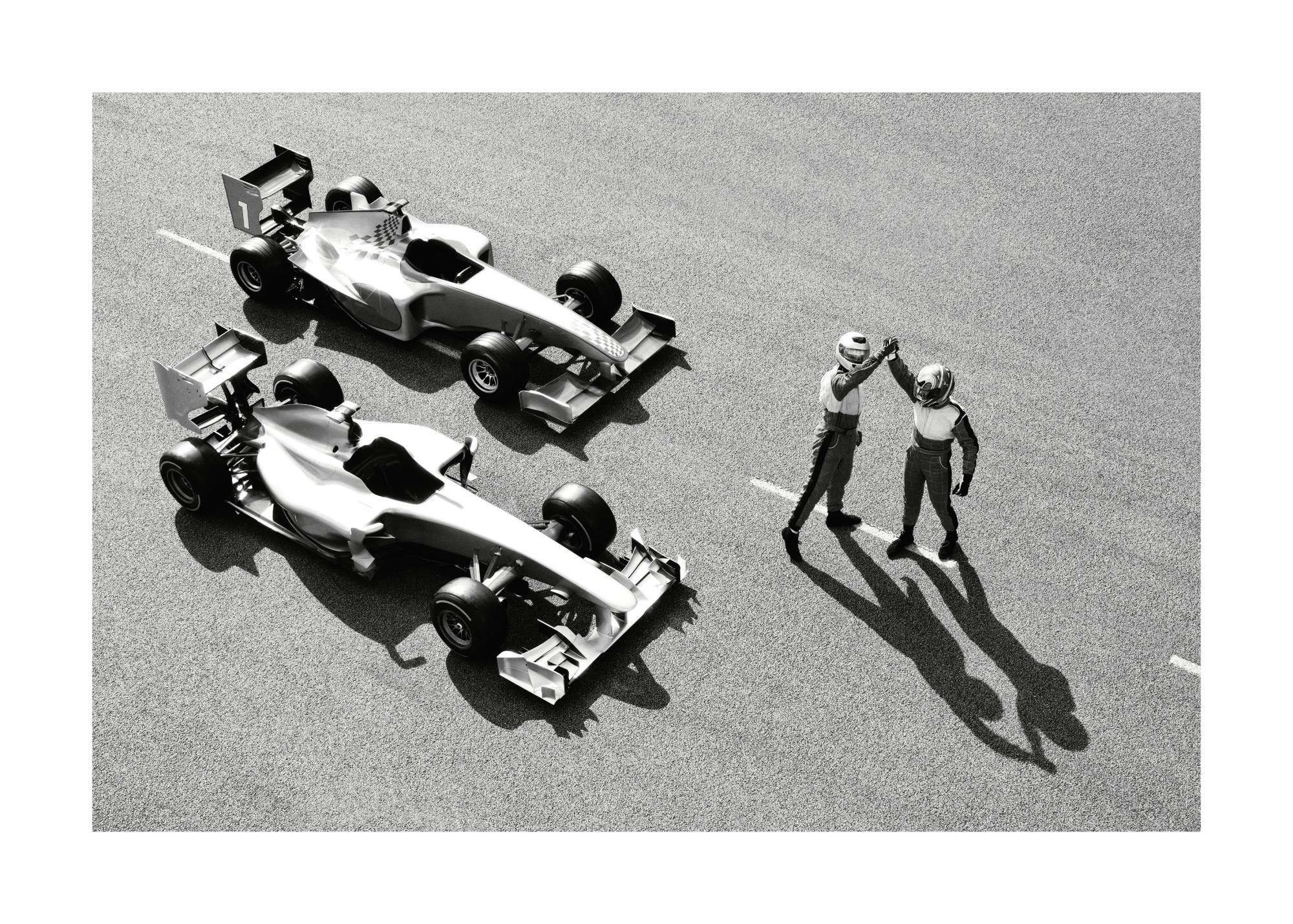 Zwart-wit poster van twee racewagens en twee racepiloten die elkaar de hand schudden op een baan.