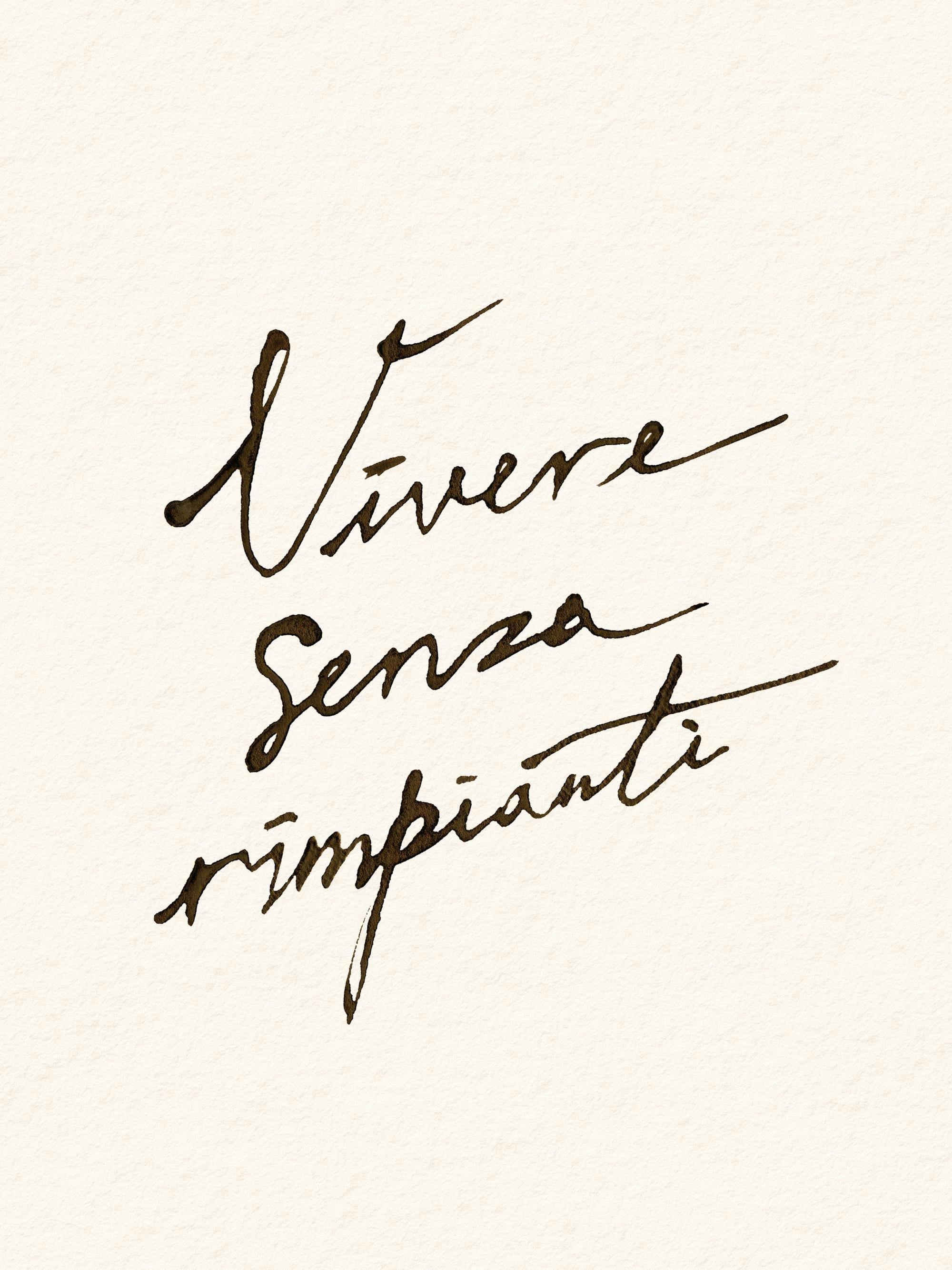 Een poster met de handgeschreven Italiaanse zin Vivere senza rimpianti in donkerbruine inkt op een lichtbeige achtergrond.