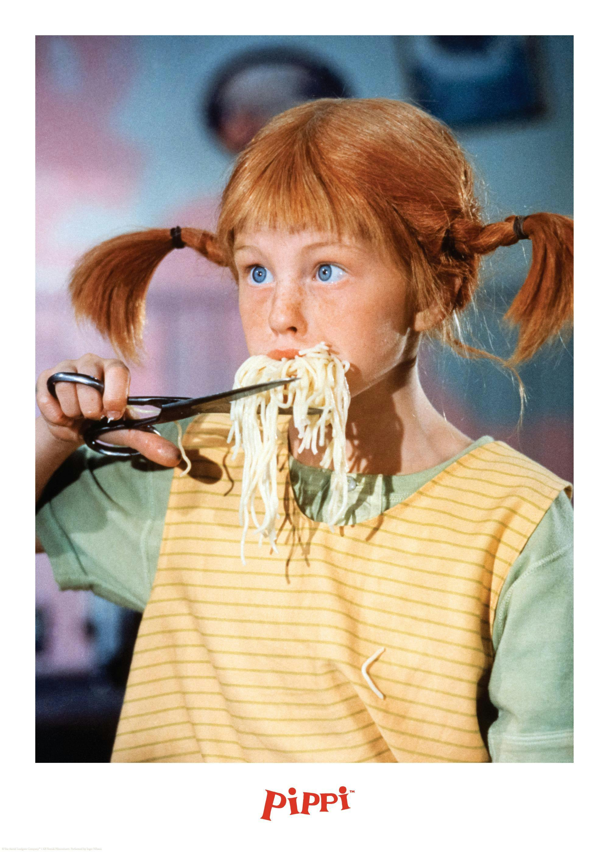 Poster von Pippi Langstrumpf mit roten Zöpfen, die Spaghetti mit einer Schere isst und dabei blaue Augen hat.
