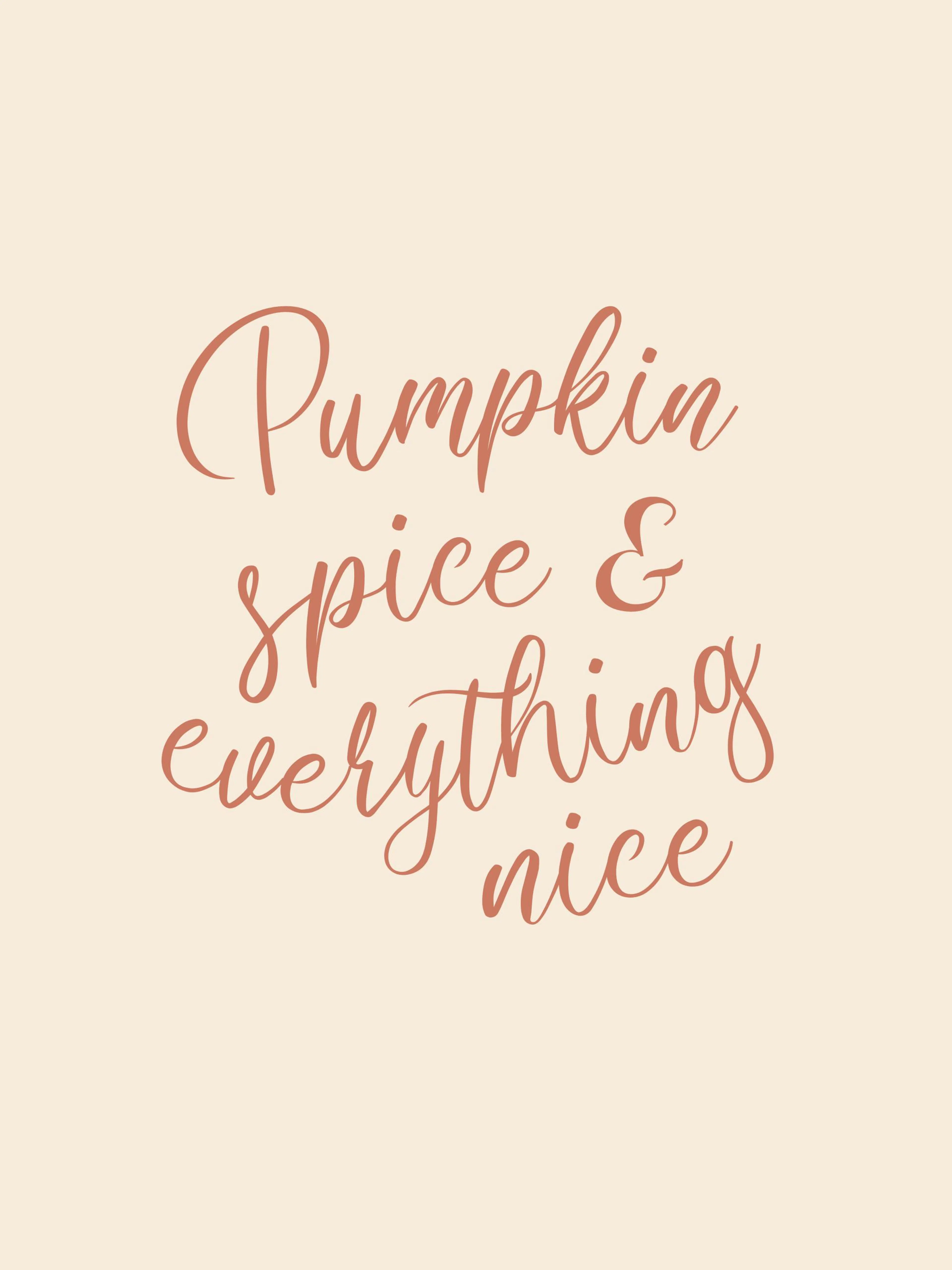 Pumpkin spice & everything nice -juliste, jossa on oranssinruskeaa kaunokirjoitusta vaalealla beigellä pohjalla.