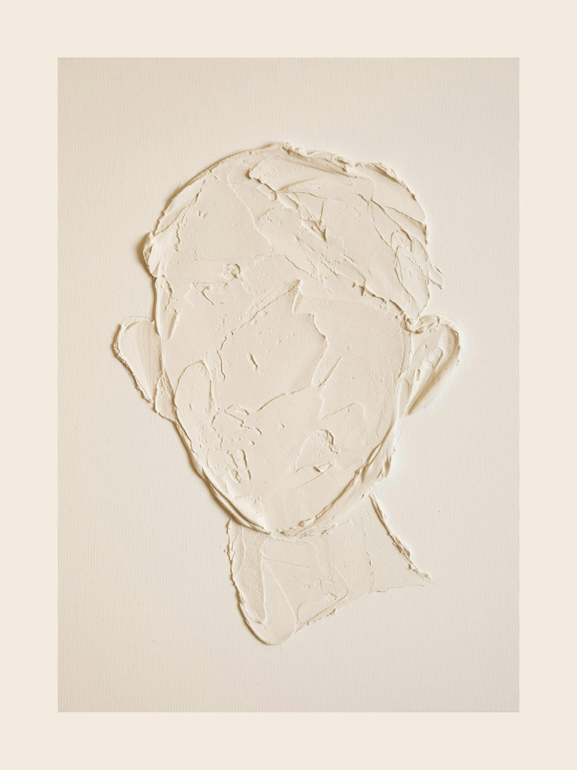 Plakát s abstraktním portrétem obličeje vytvořeným texturovanou béžovou pastou na světlém pozadí.