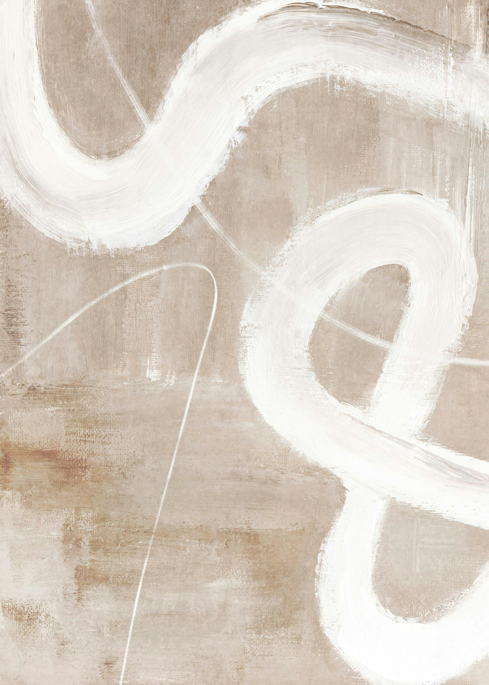 Een poster met abstracte witte penseelstreken en lijnen op een zandkleurige achtergrond.