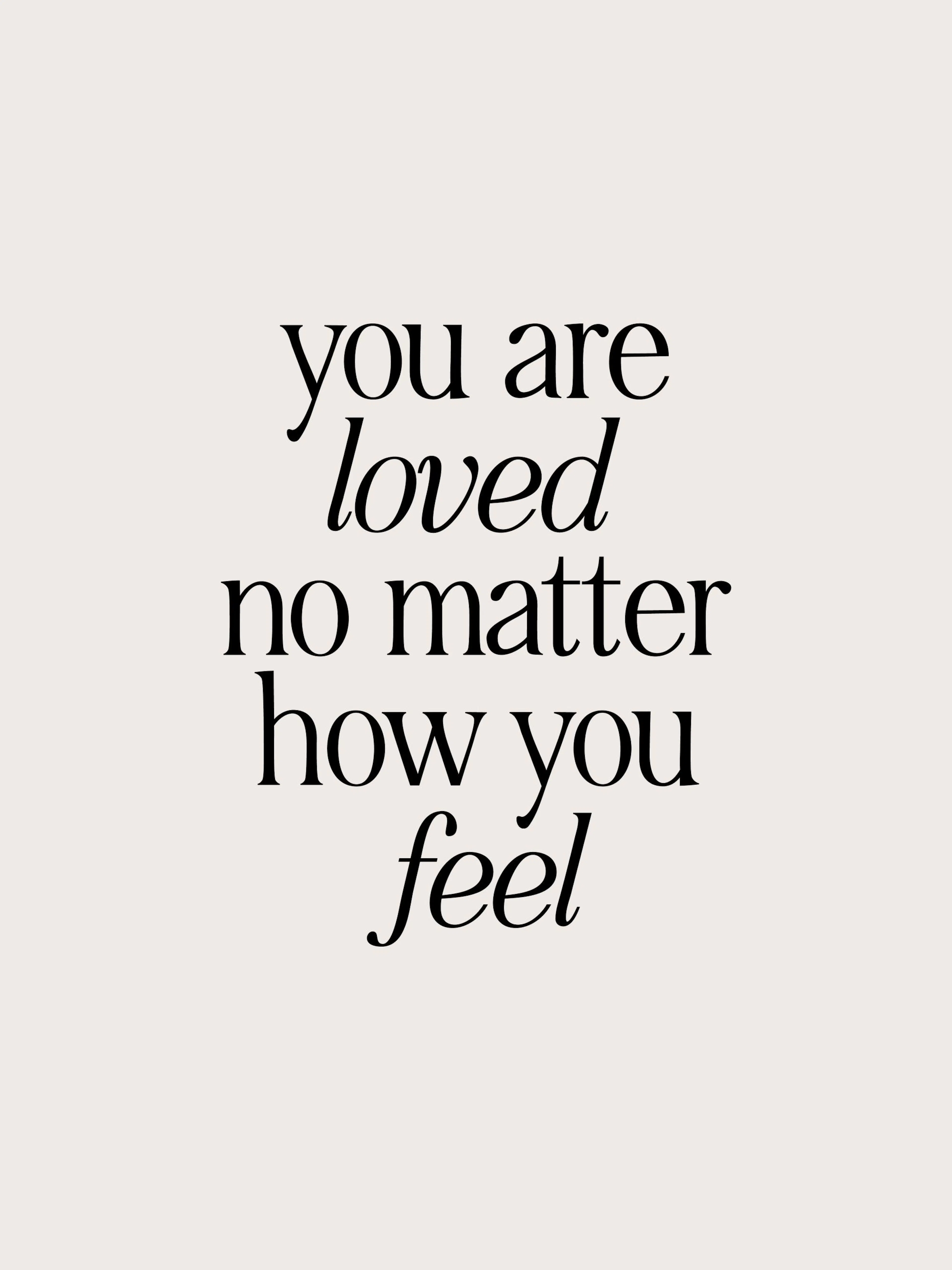 Poster avec la citation you are loved no matter how you feel en noir sur un fond beige clair.