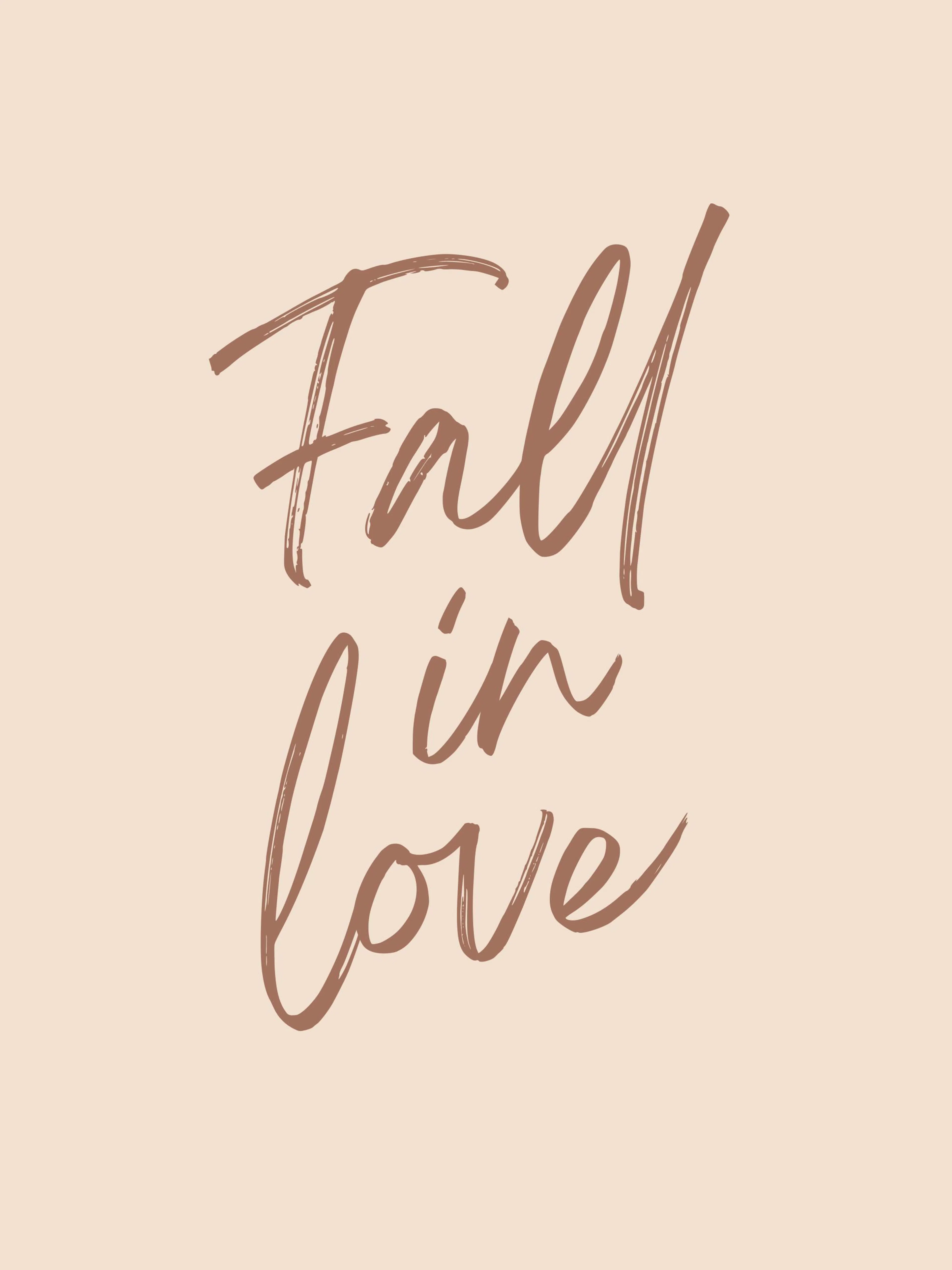 Plakat z brązowym napisem Fall in love na beżowym tle, z efektem pociągnięć pędzlem.