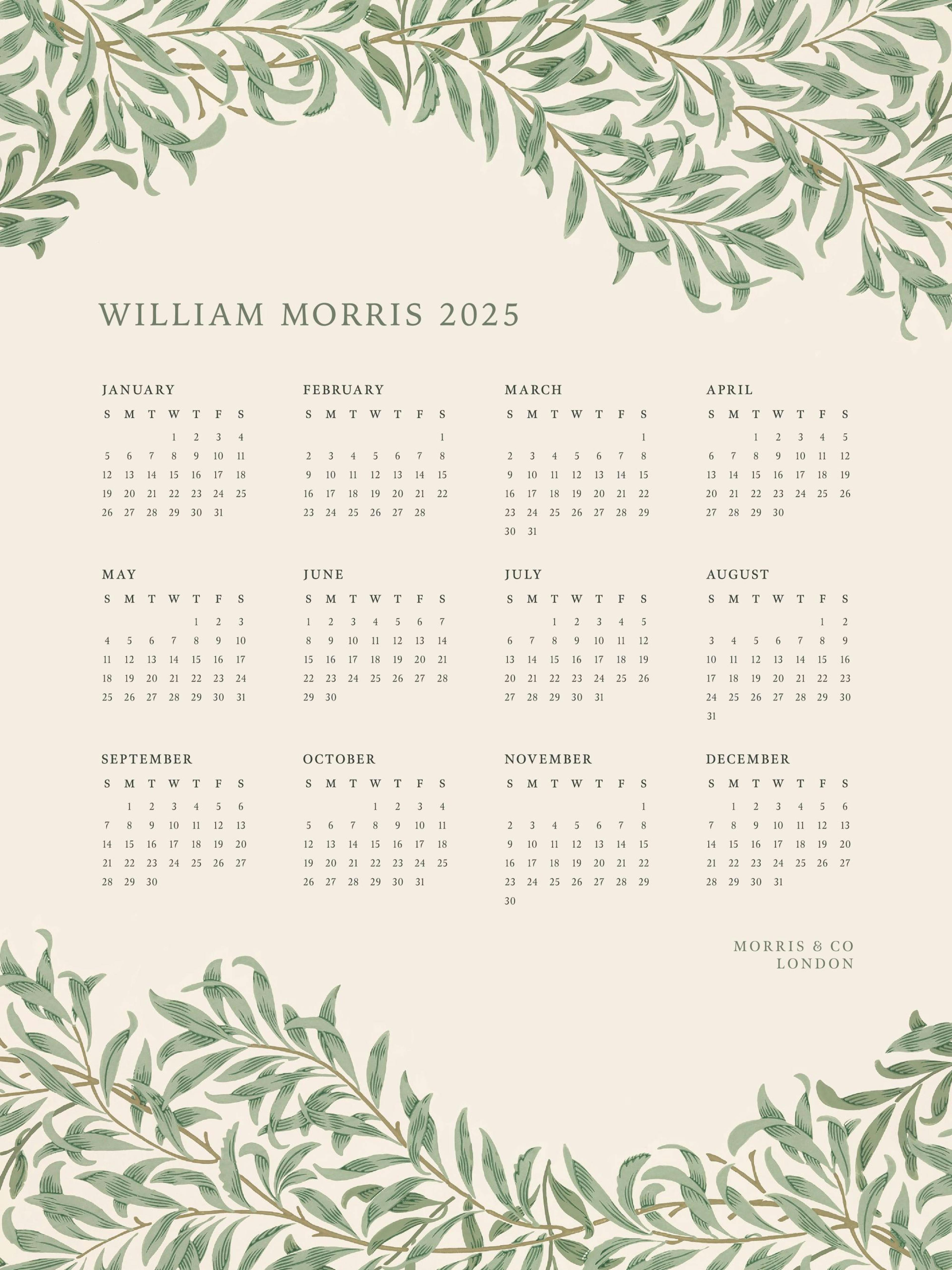 Póster de calendario de William Morris 2025 con hojas verdes en la parte superior e inferior, colgado sobre un mueble de madera 