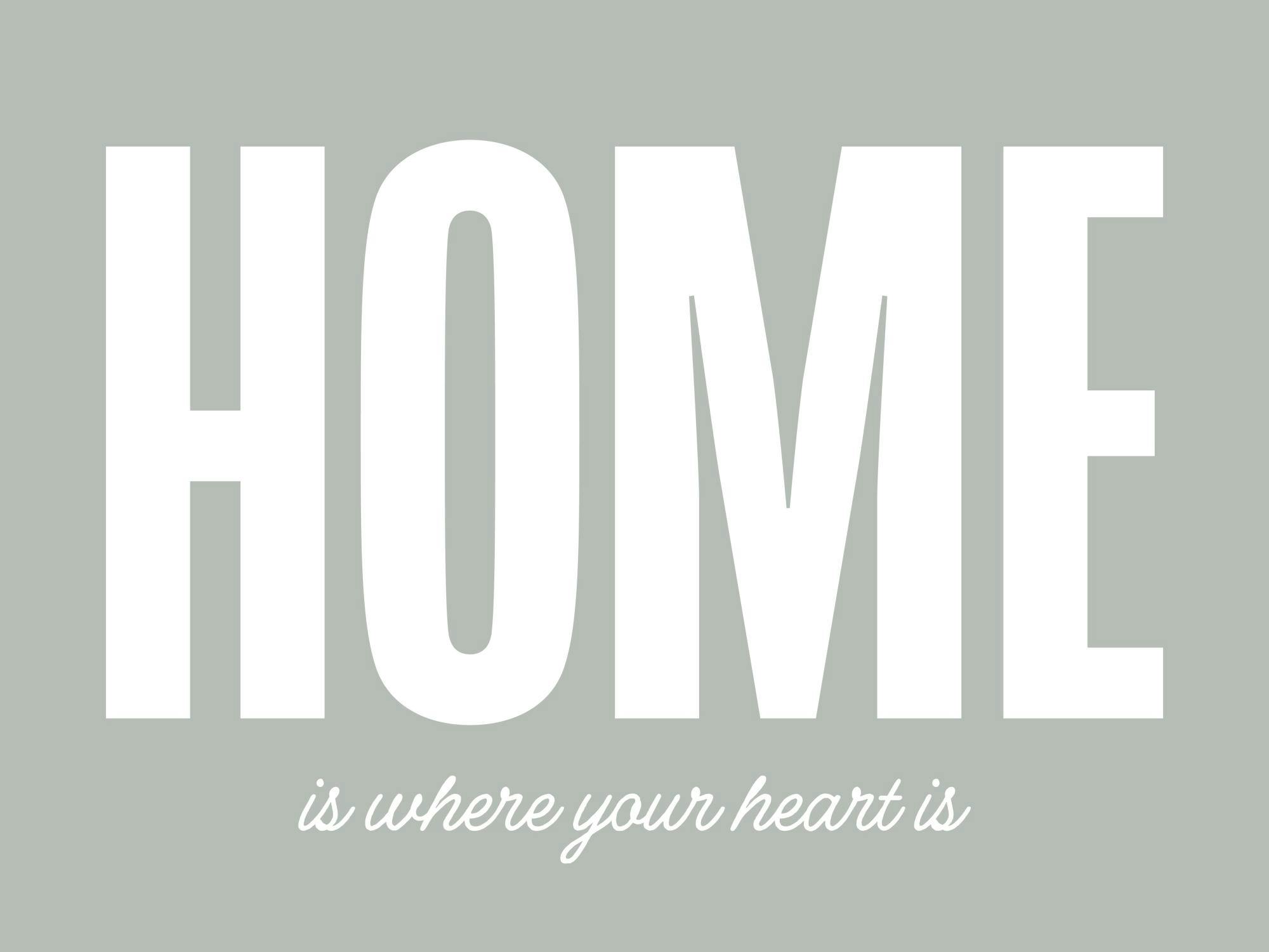 「HOME is where your heart is」と書かれた、パステルグリーンの背景に白い文字のポスター。