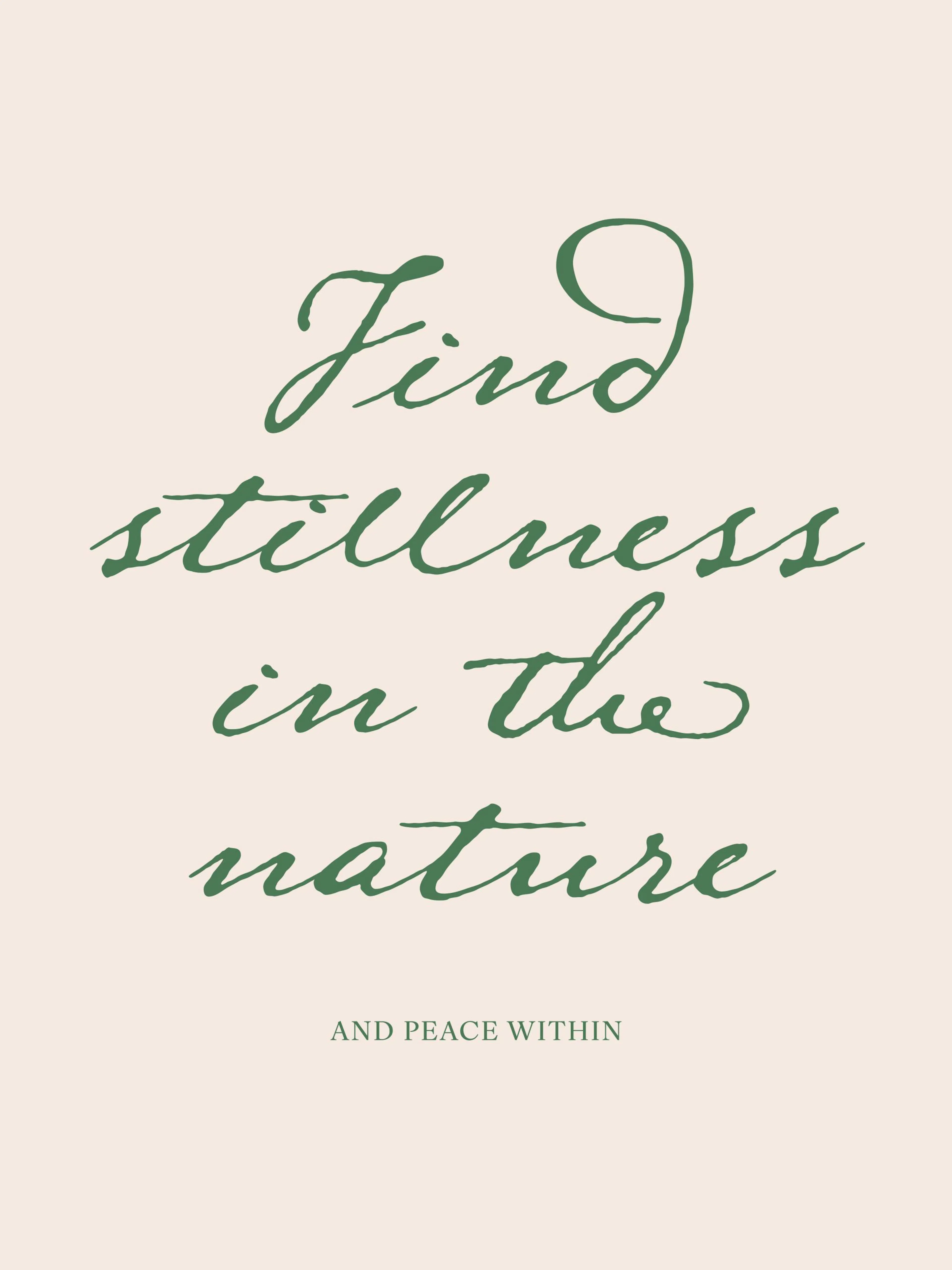 Tekstijuliste, jossa vihreällä tekstillä Find stillness in the nature ja pienemmällä tekstillä AND PEACE WITHIN vaalealla pohjal