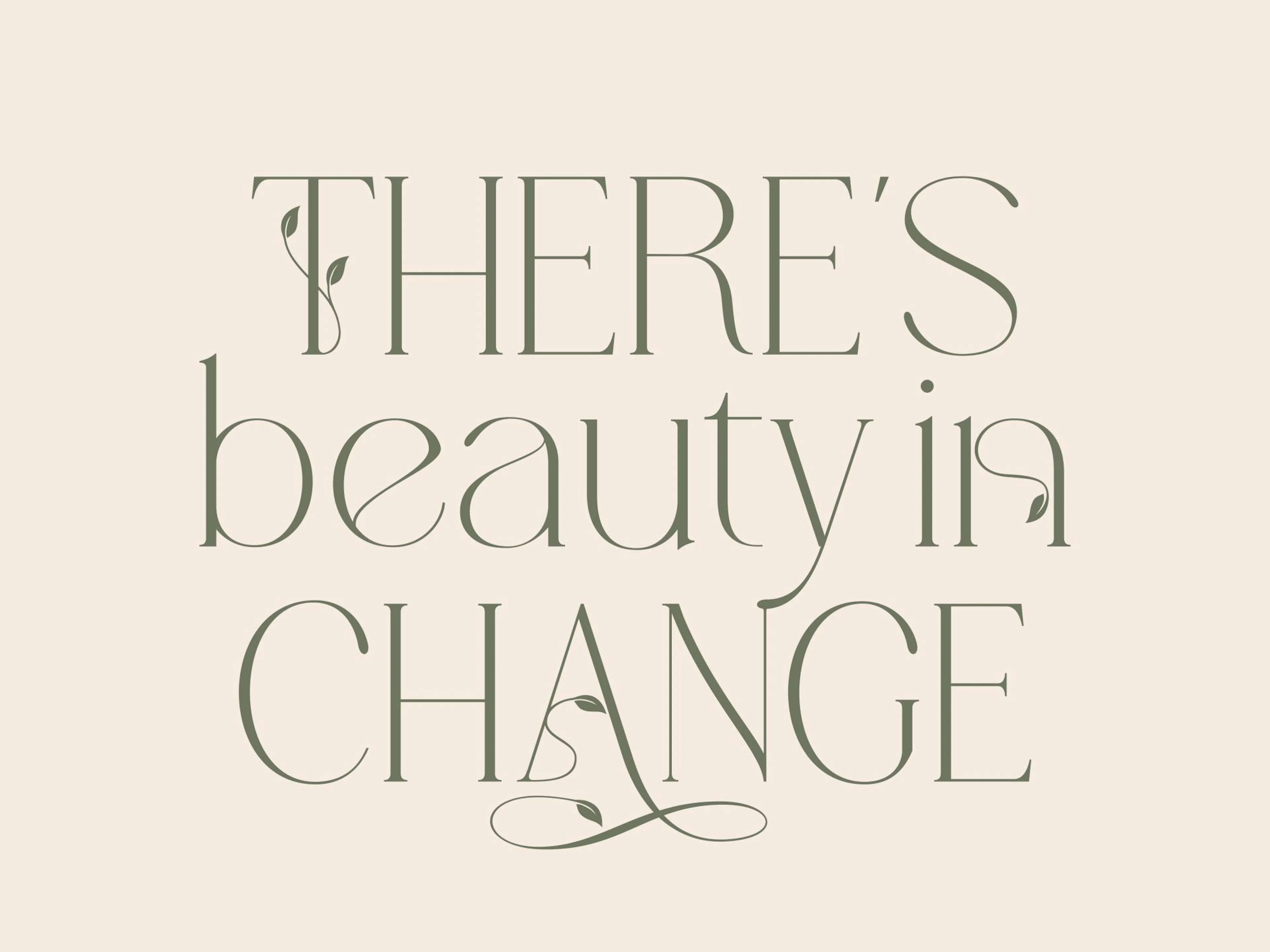 Juliste, jossa on tummanvihreä teksti THERES beauty in CHANGE vaalealla taustalla, kirjaimia koristeltu lehdillä.