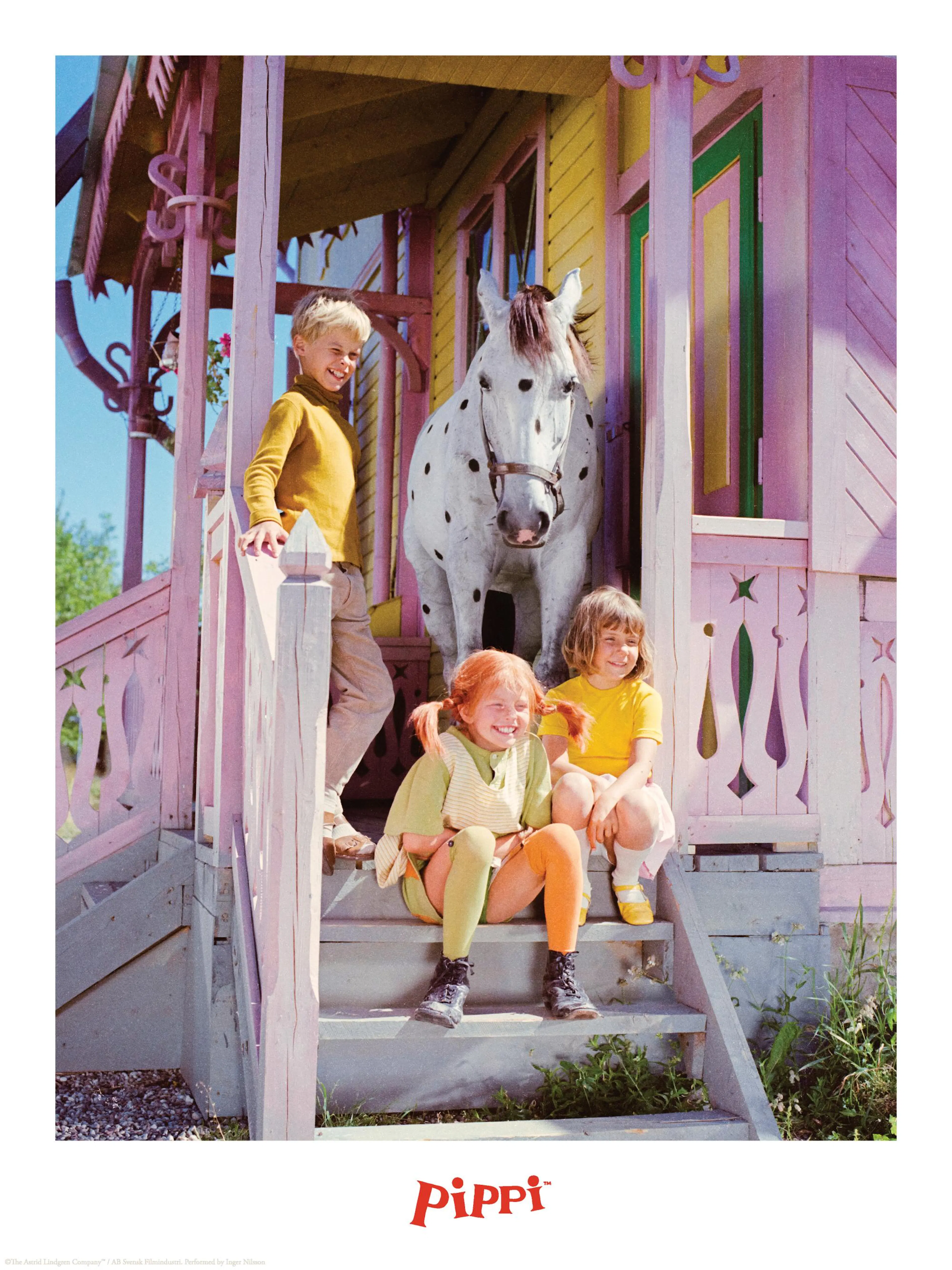 Poster mit Pippi Langstrumpf, Annika und Tommy neben dem Pferd Kleiner Onkel auf einer bunten Veranda.