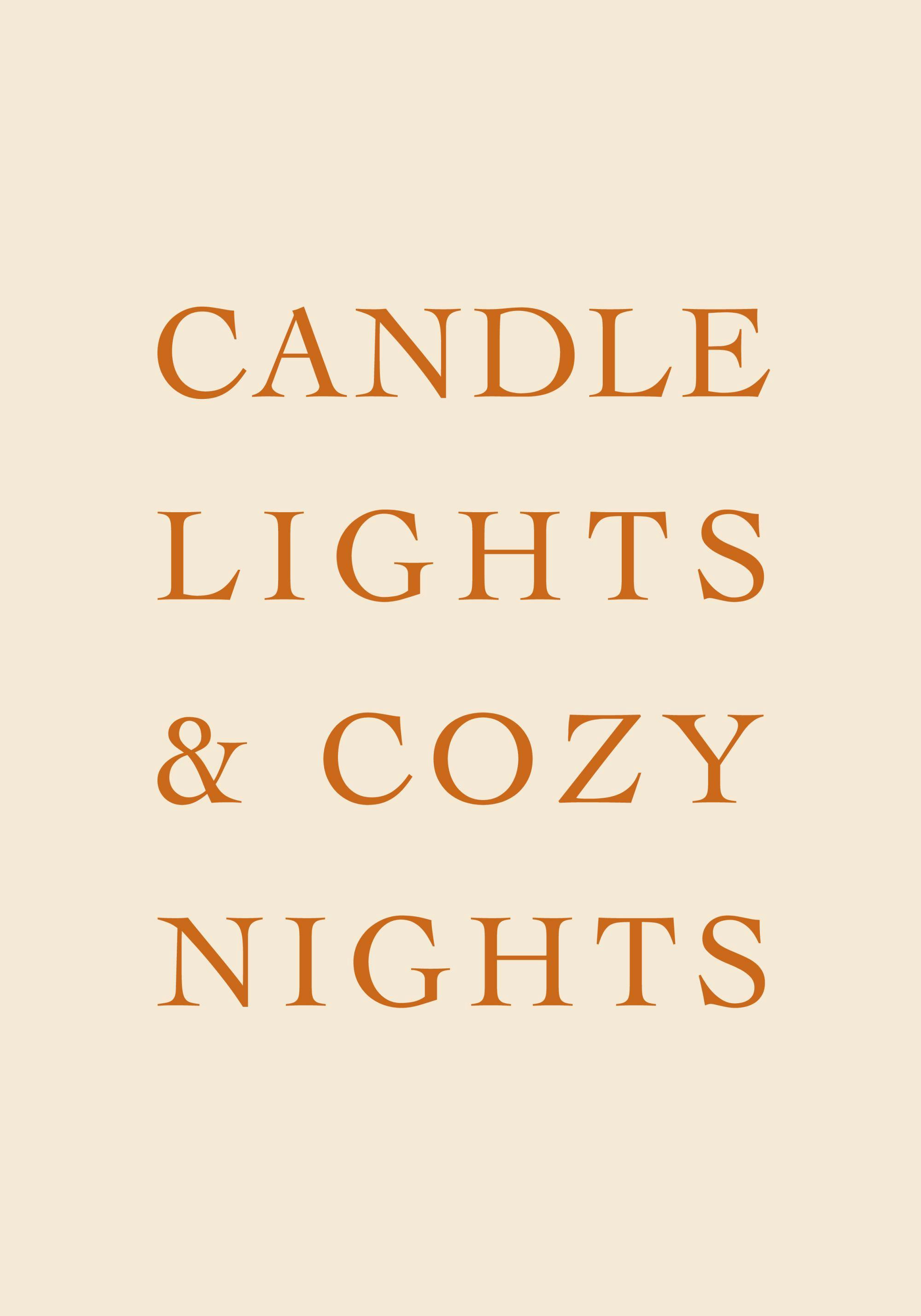 Plakát s textem CANDLE LIGHTS & COZY NIGHTS v hnědých písmenech na béžovém pozadí.