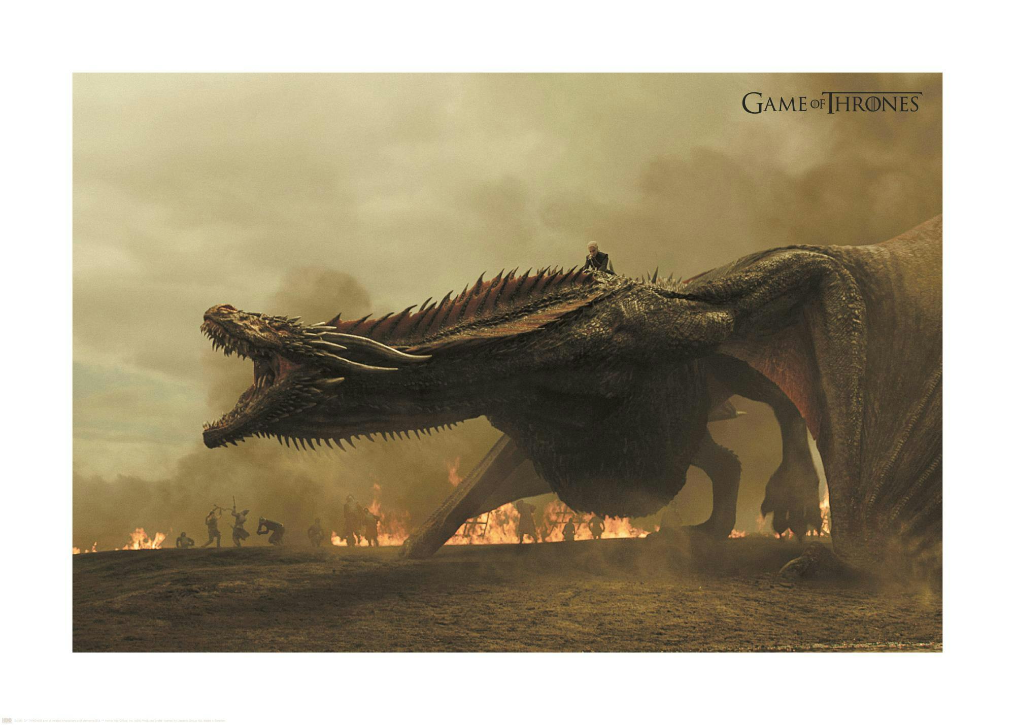 Poster Game of Thrones, dragon rouge crachant du feu au milieu dune bataille, ciel orange fumant.