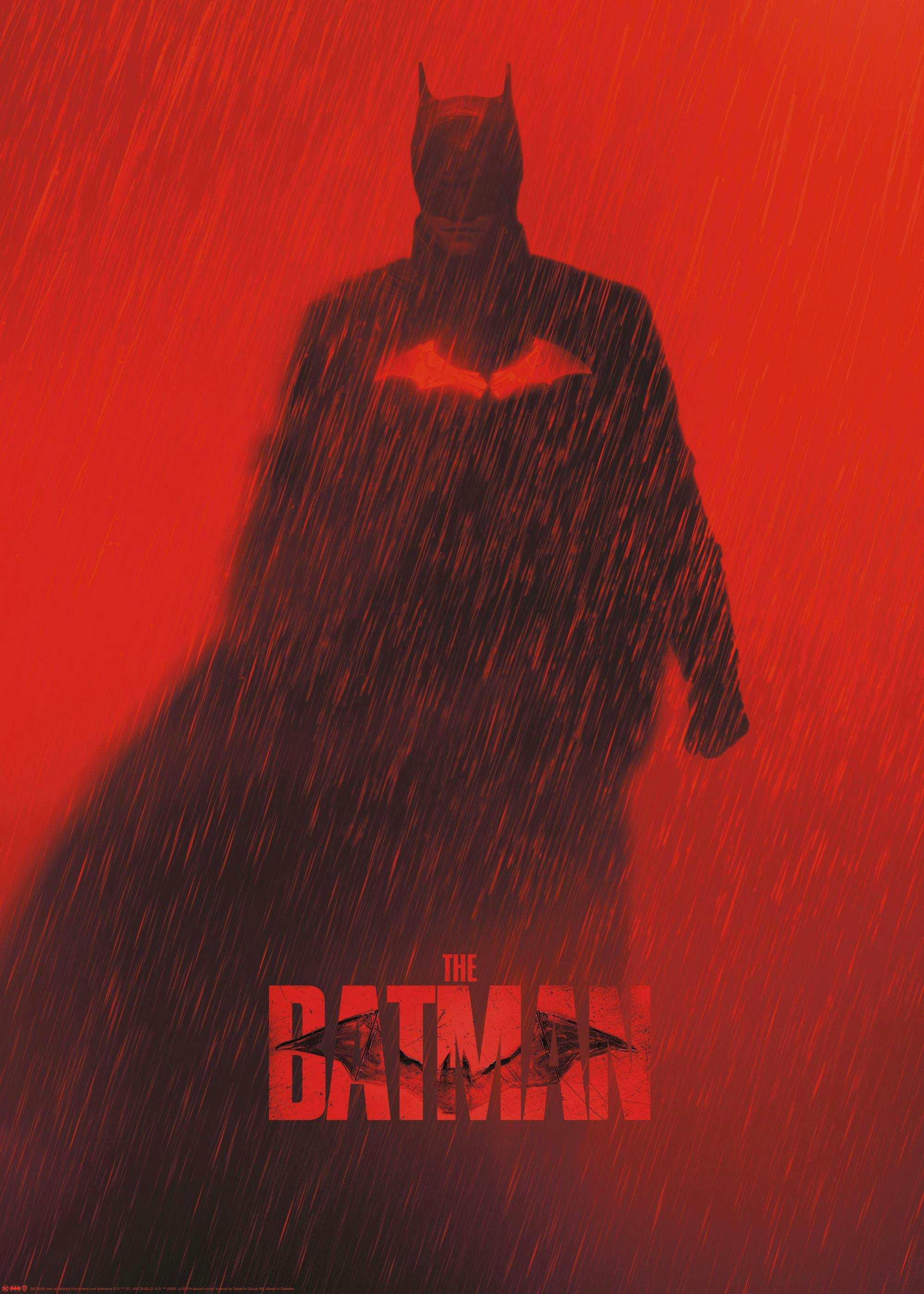 Poster con Batman in silhouette scura e mantello, sotto la pioggia battente su sfondo rosso. Il logo del film appare in basso.
