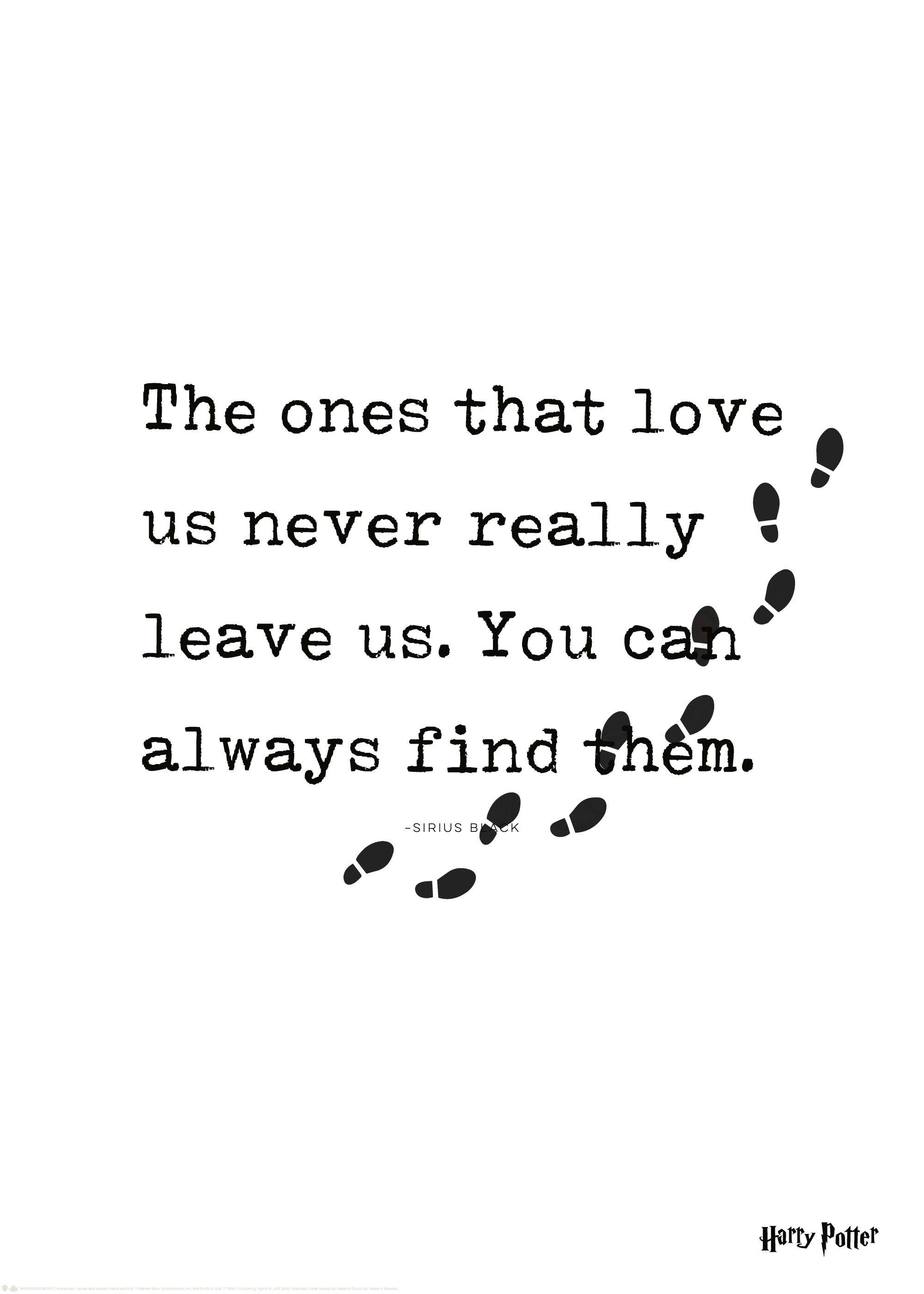 Póster de Harry Potter con la cita The ones that love us never really leave us. You can always find them. -SIRIUS BLACK y huella