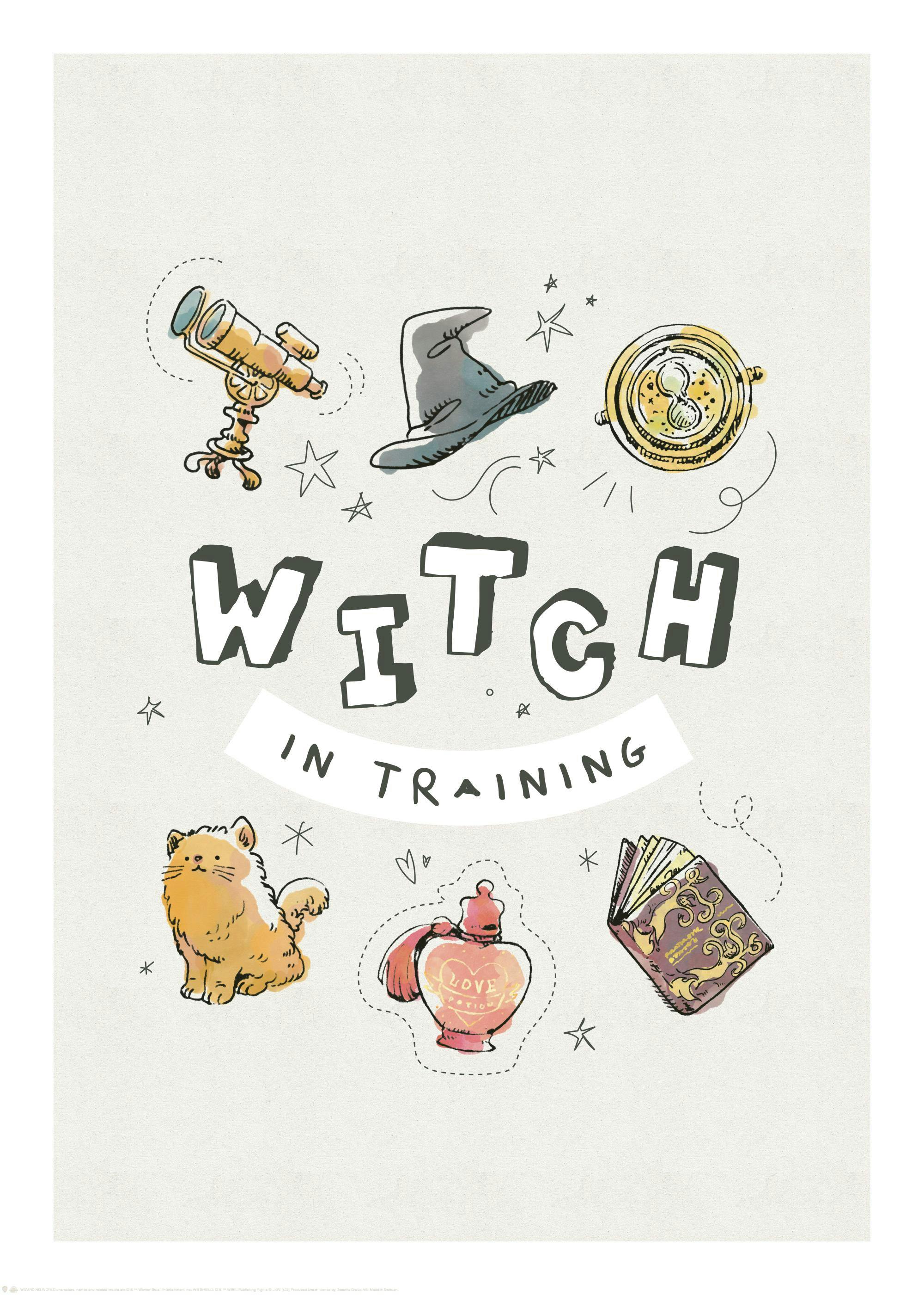 Póster Witch In Training con ilustraciones de un telescopio, sombrero de bruja, giratiempo, gato, poción de amor y un libro.