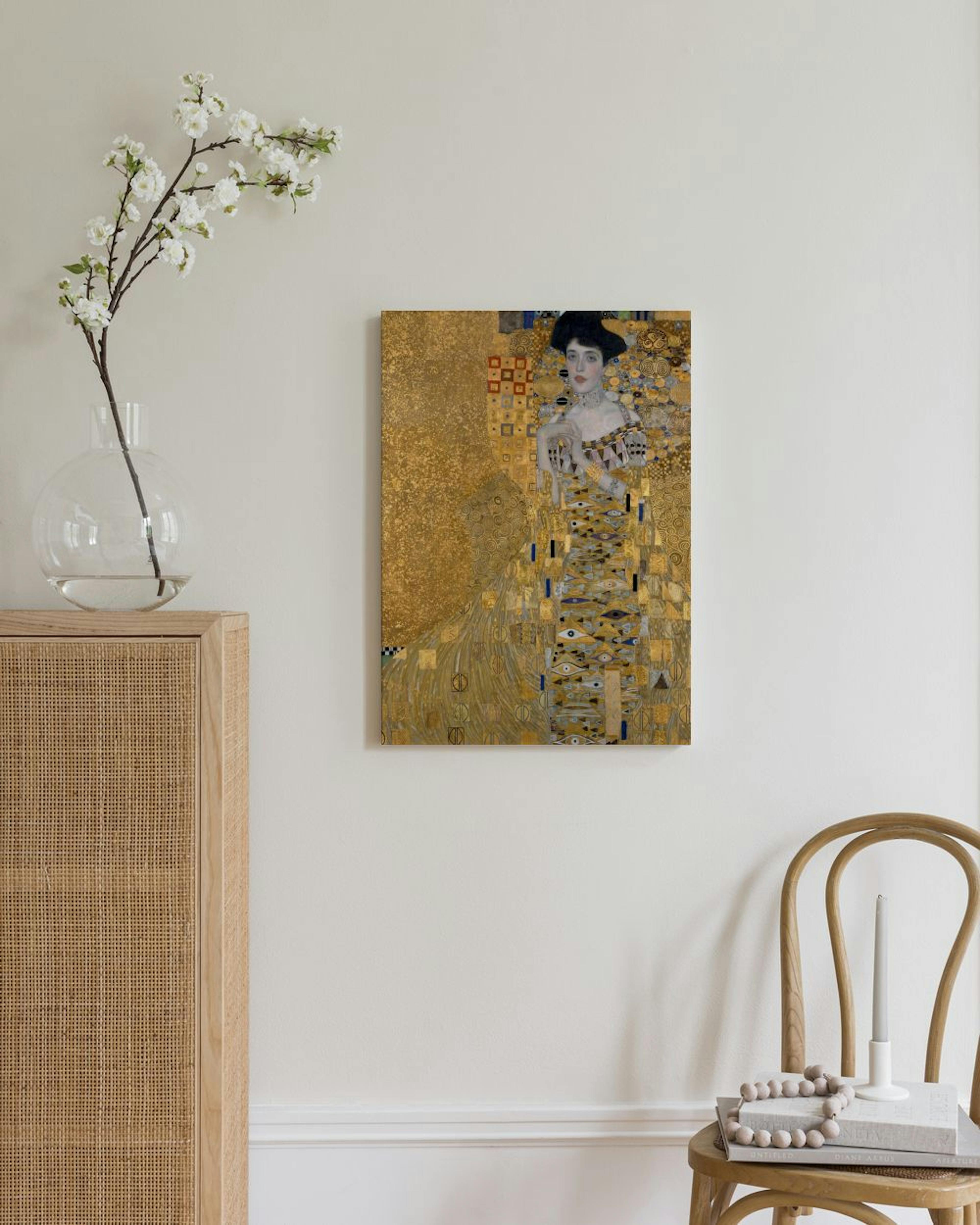 Kultasävyinen kanvaasi Gustav Klimtin Adele Bloch-Bauer I -maalauksesta, modernissa huoneessa.