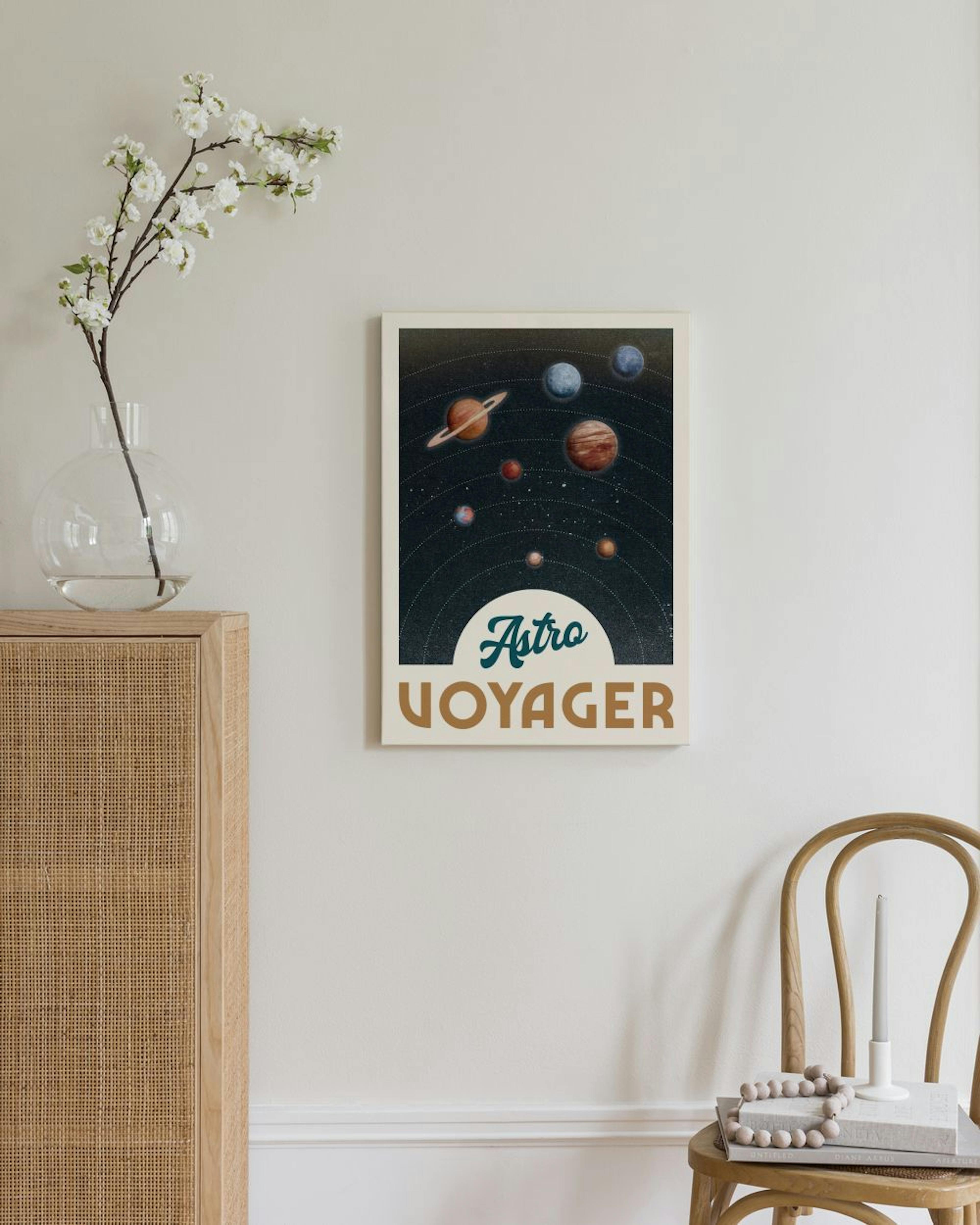 Astro Voyager -kanvaasi, jossa aurinkokunta ja planeetat, roikkuu vaalealla seinällä.