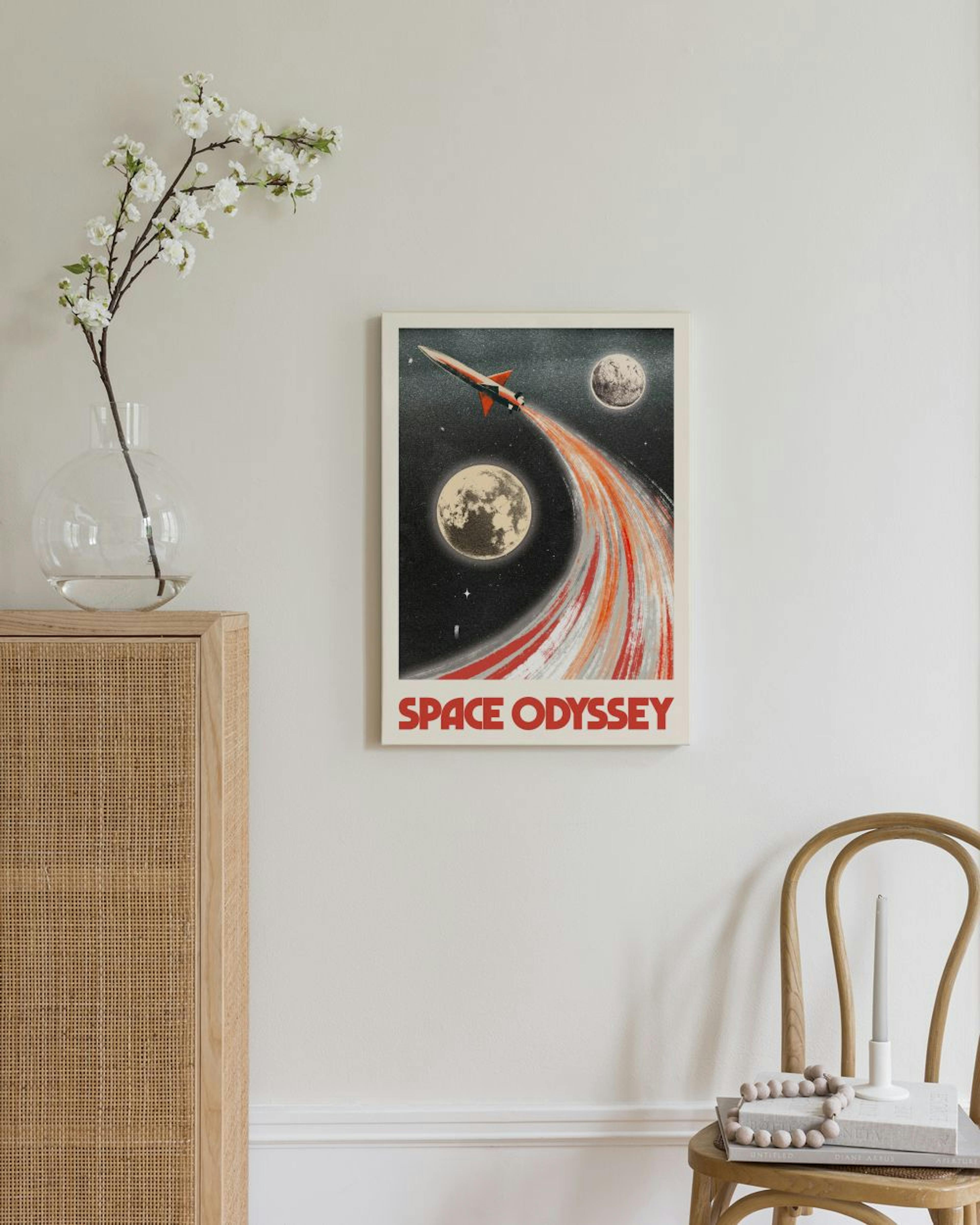 Retroavaruuskanvaasi, jossa oranssi raketti lentää kuun ja planeetan ohi. Kanvaasi on esillä modernissa olohuoneessa.