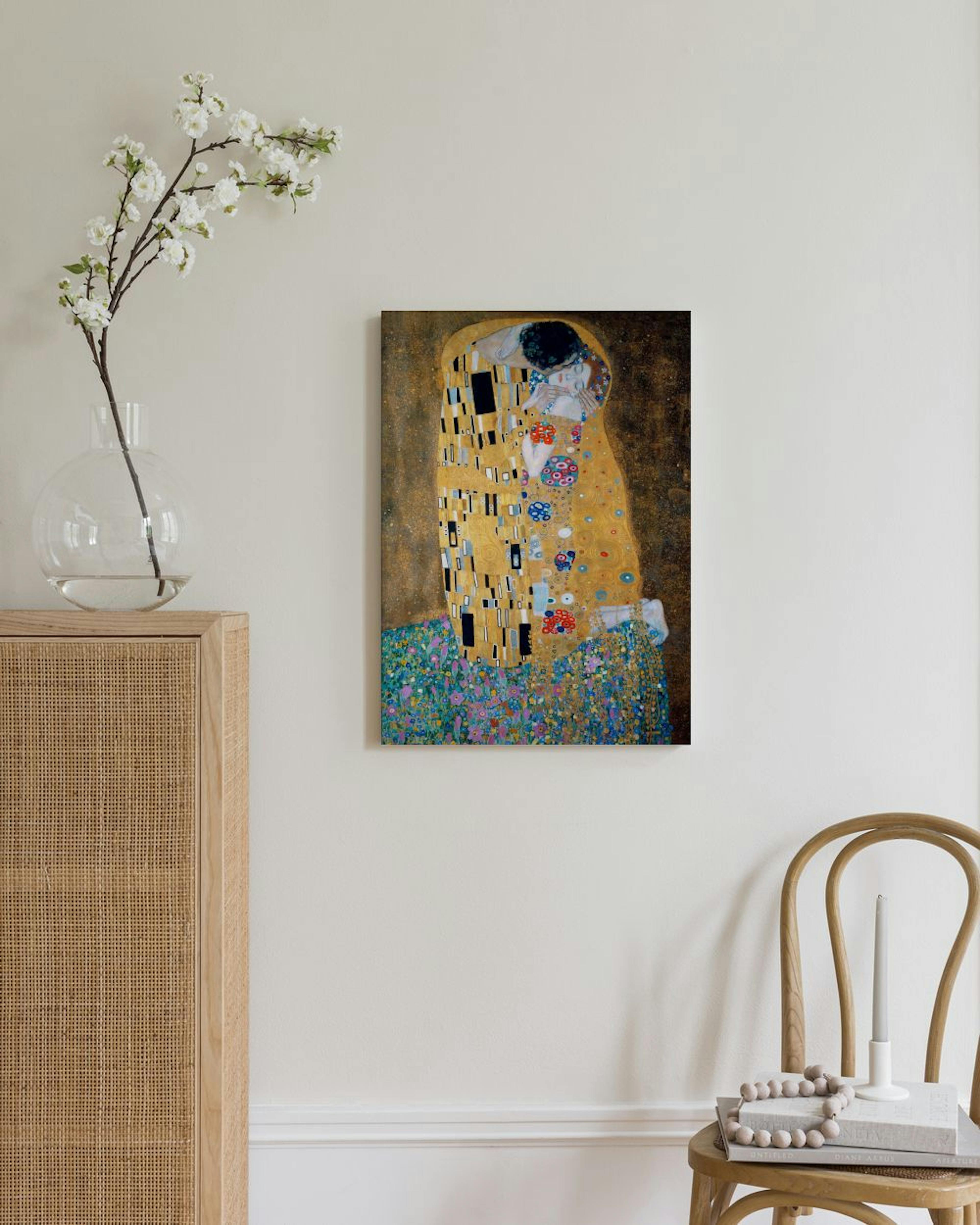 Gustav Klimtin Suudelma-kanvaasi roikkuu vaalealla seinällä modernissa olohuoneessa.